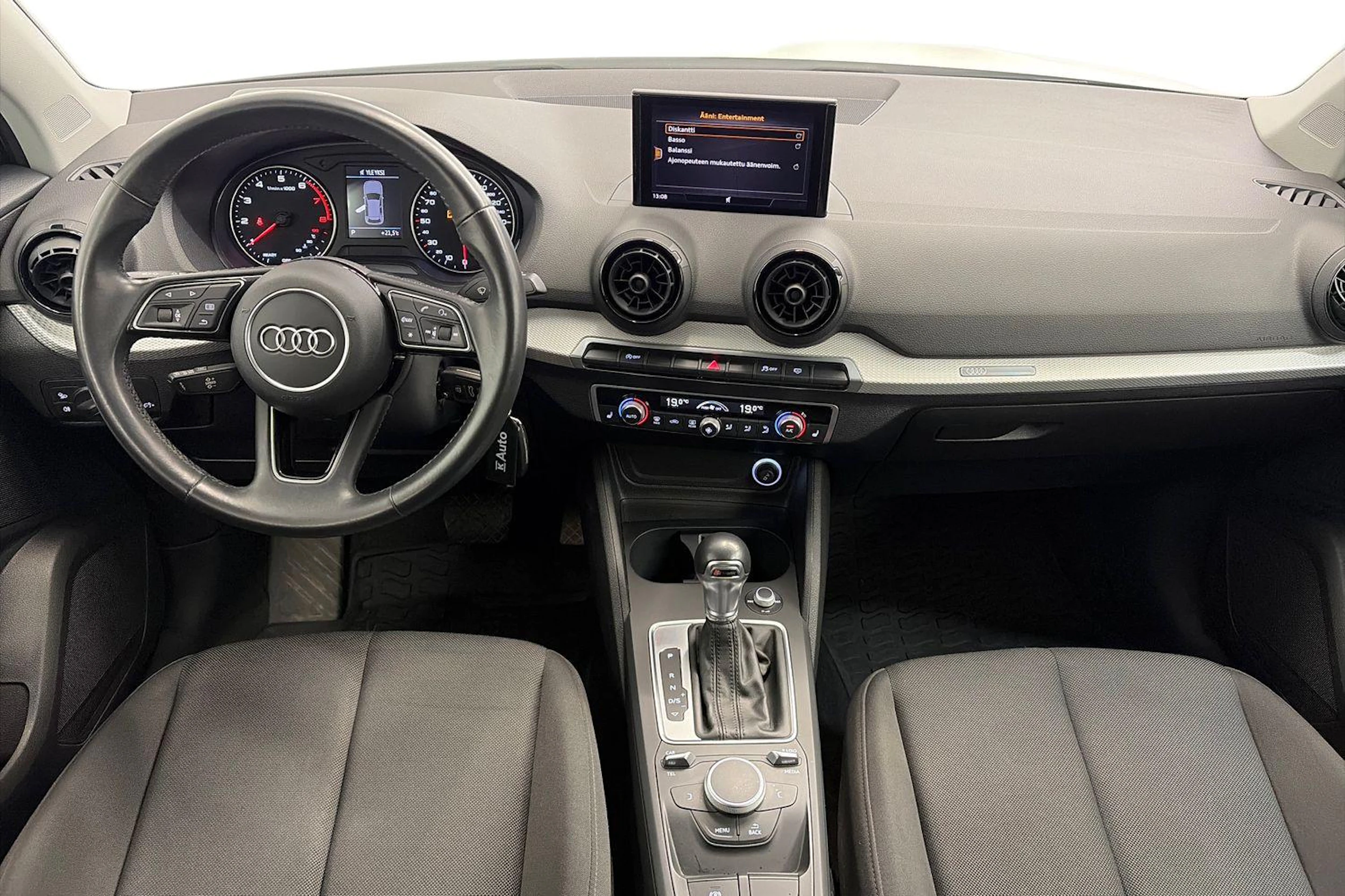 valkoinen Audi Q2 2018 kuva 7.