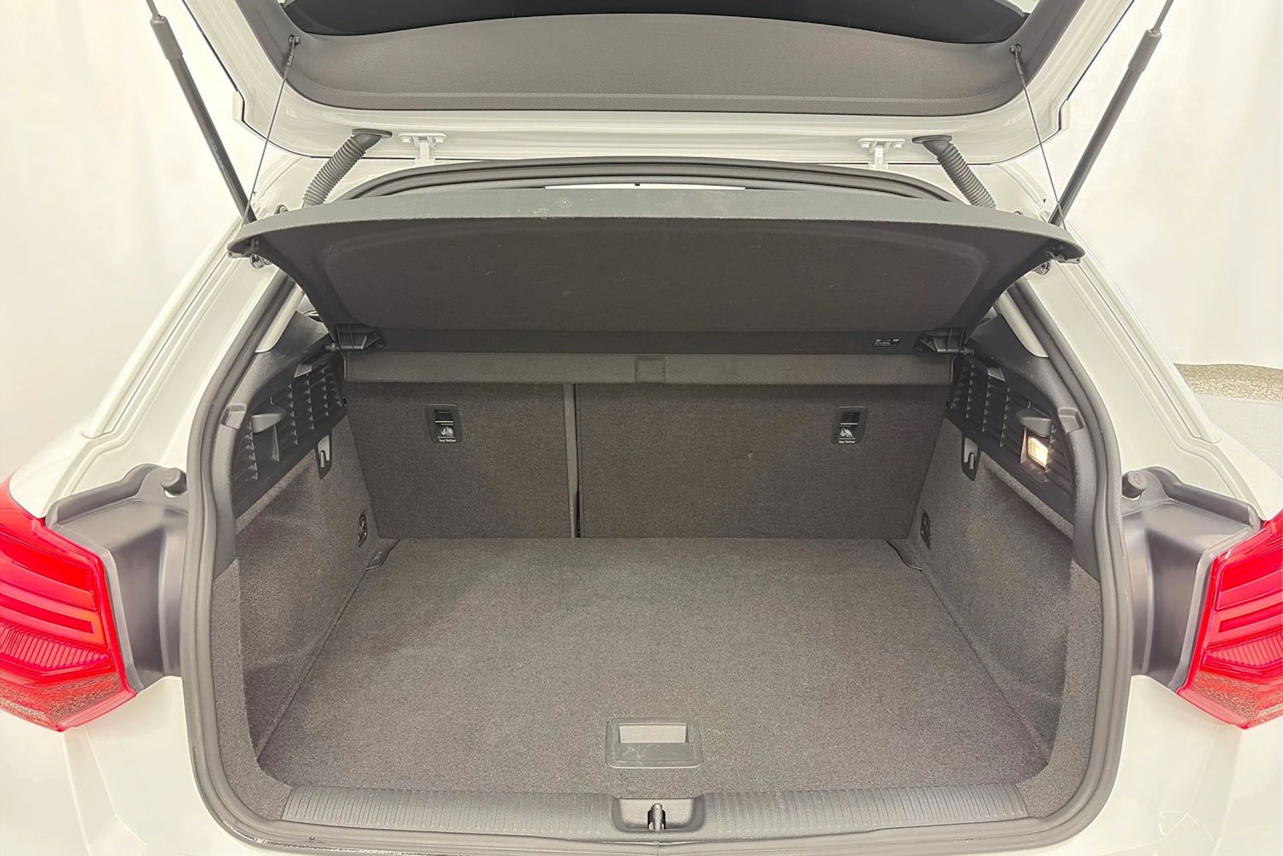 valkoinen Audi Q2 2018 kuva 10.