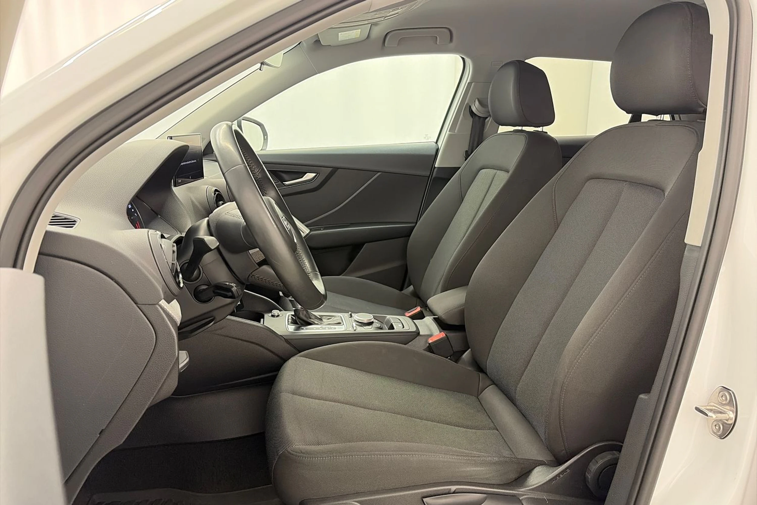 valkoinen Audi Q2 2018 kuva 11.