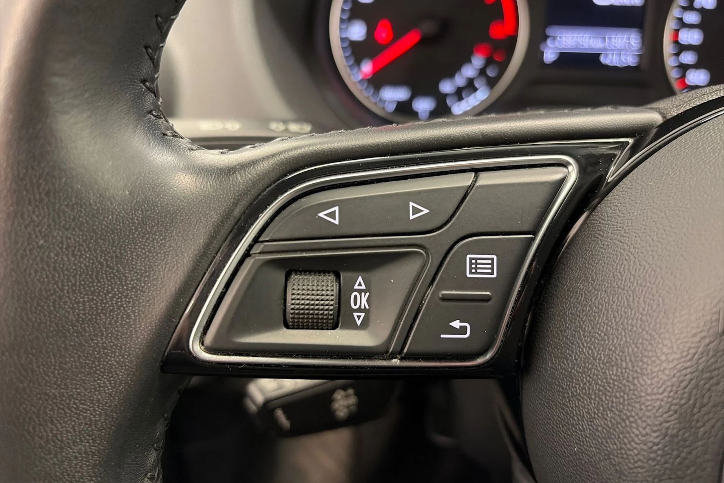 valkoinen Audi Q2 2018 kuva 13.
