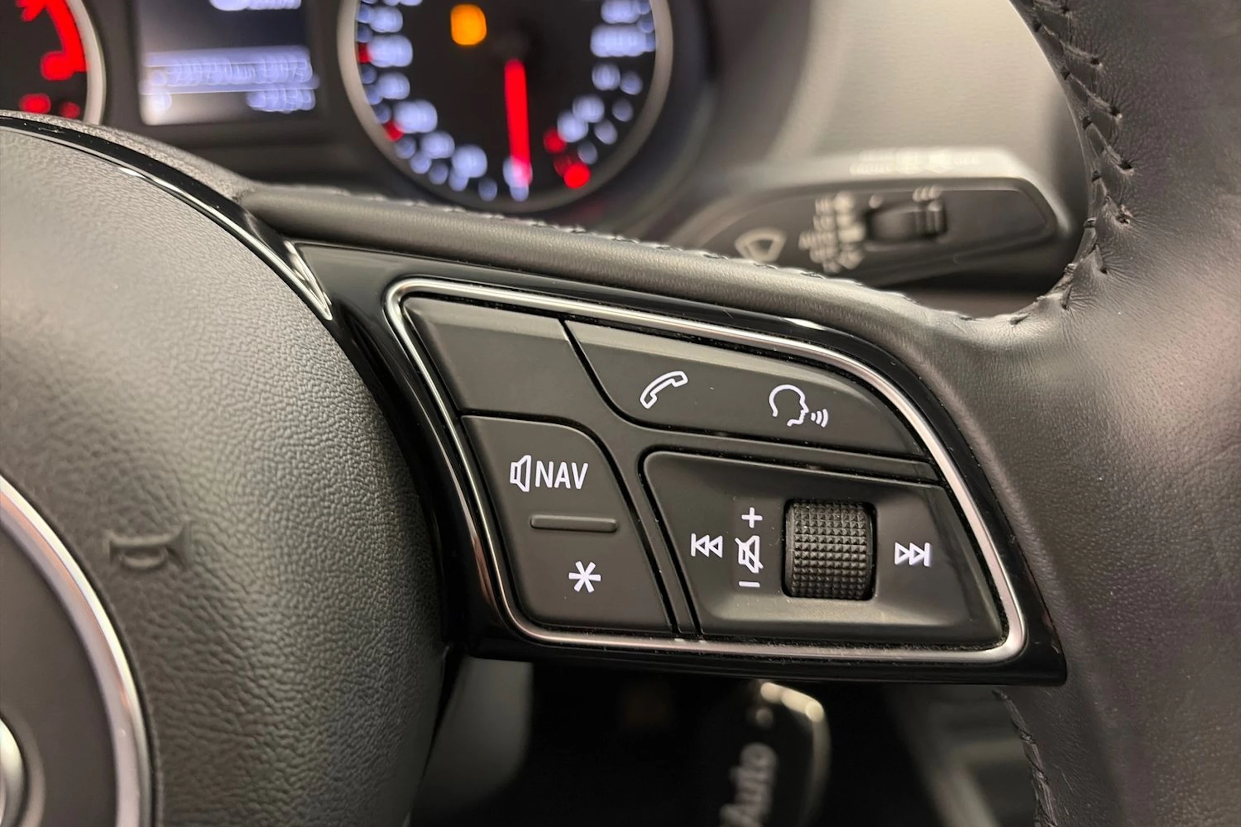 valkoinen Audi Q2 2018 kuva 14.