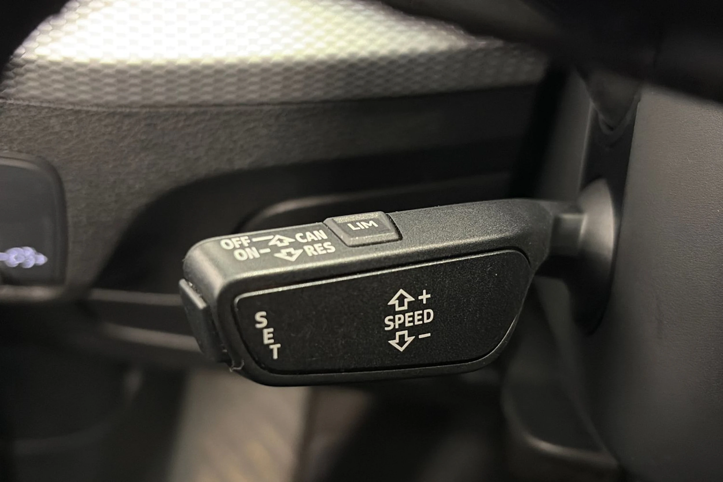 valkoinen Audi Q2 2018 kuva 15.