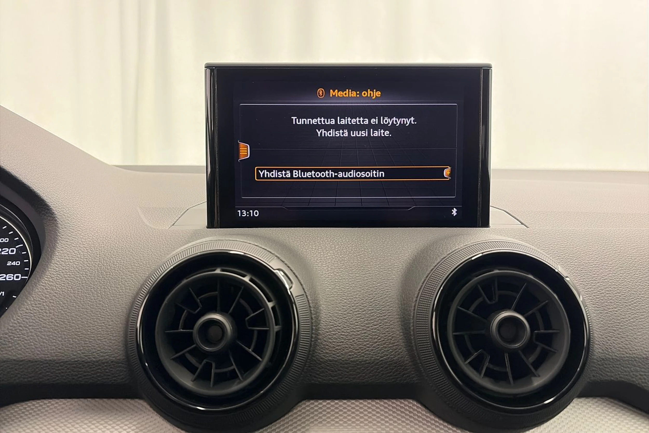 valkoinen Audi Q2 2018 kuva 16.