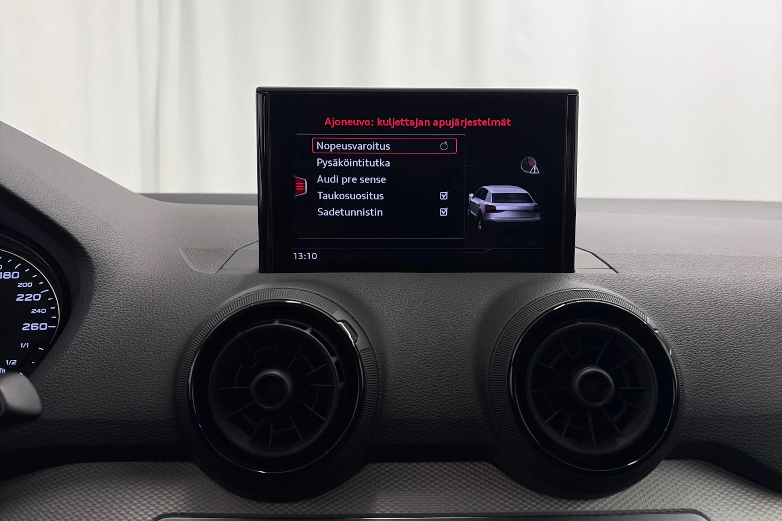 valkoinen Audi Q2 2018 kuva 18.