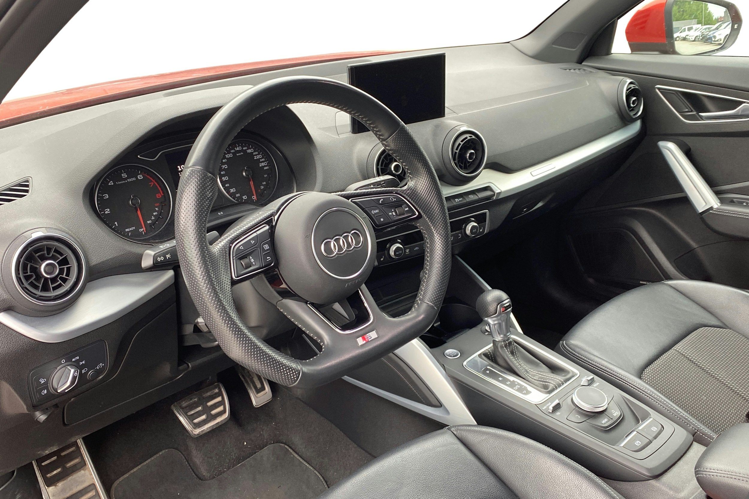 oranssi Audi Q2 2018 kuva 3.