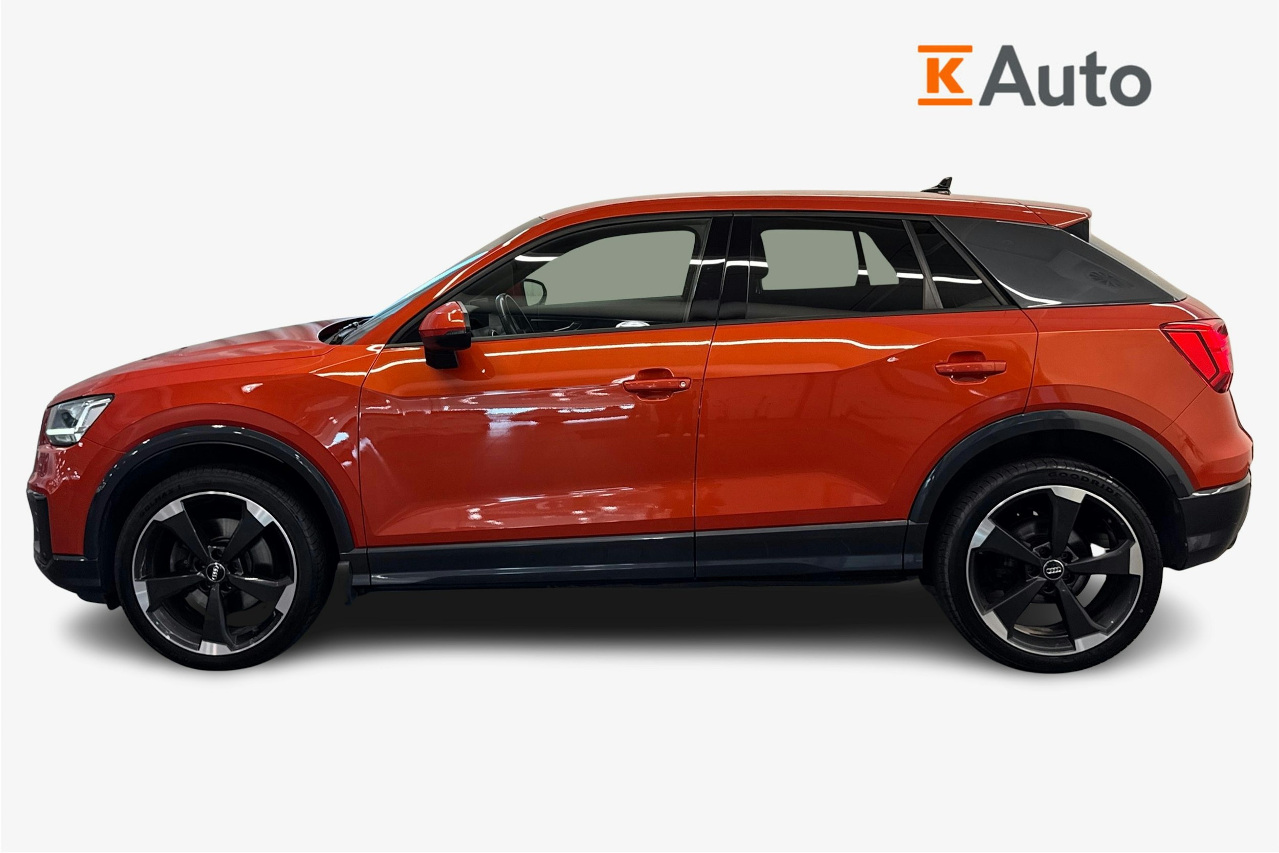 oranssi Audi Q2 2018 kuva 6.