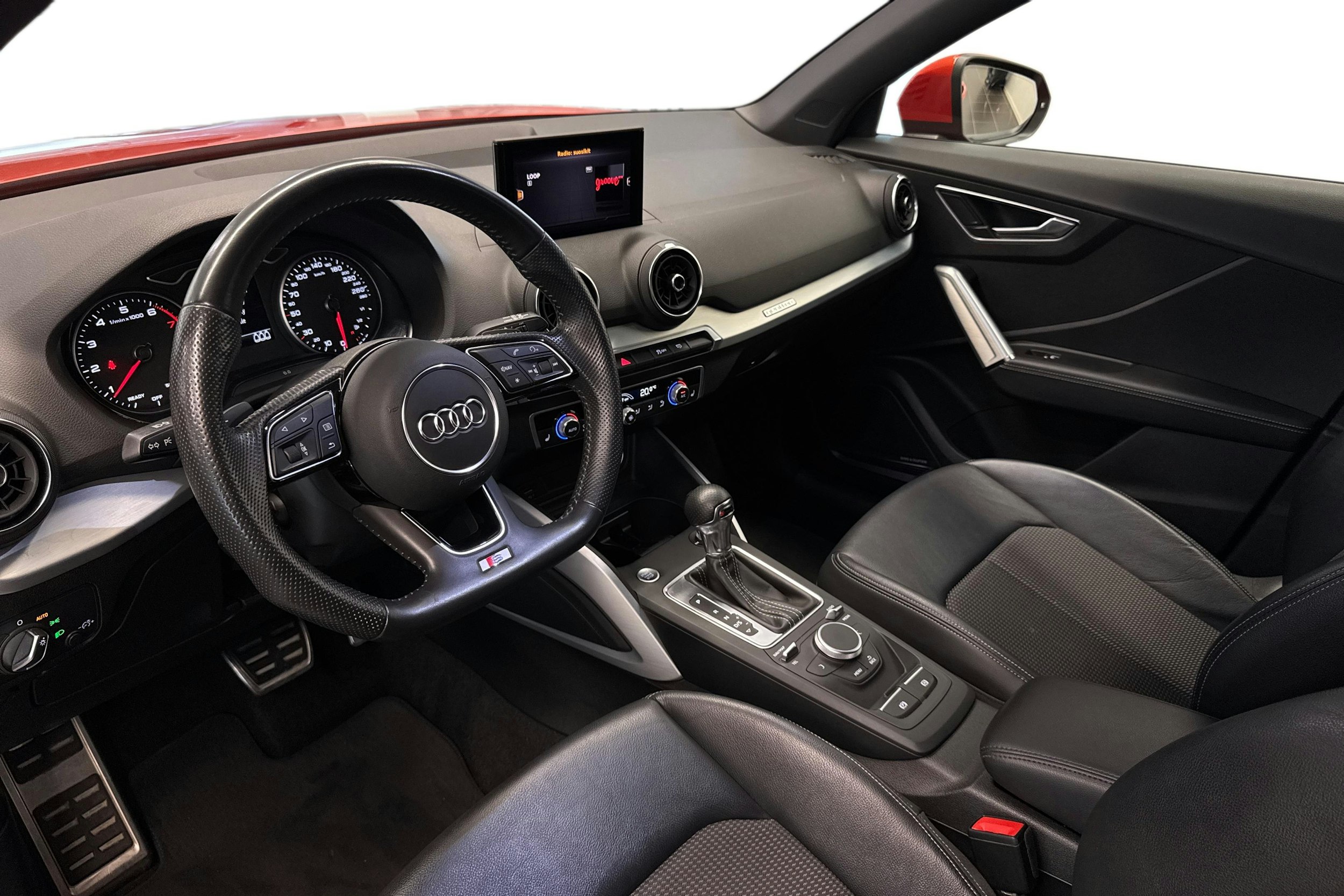oranssi Audi Q2 2018 kuva 7.