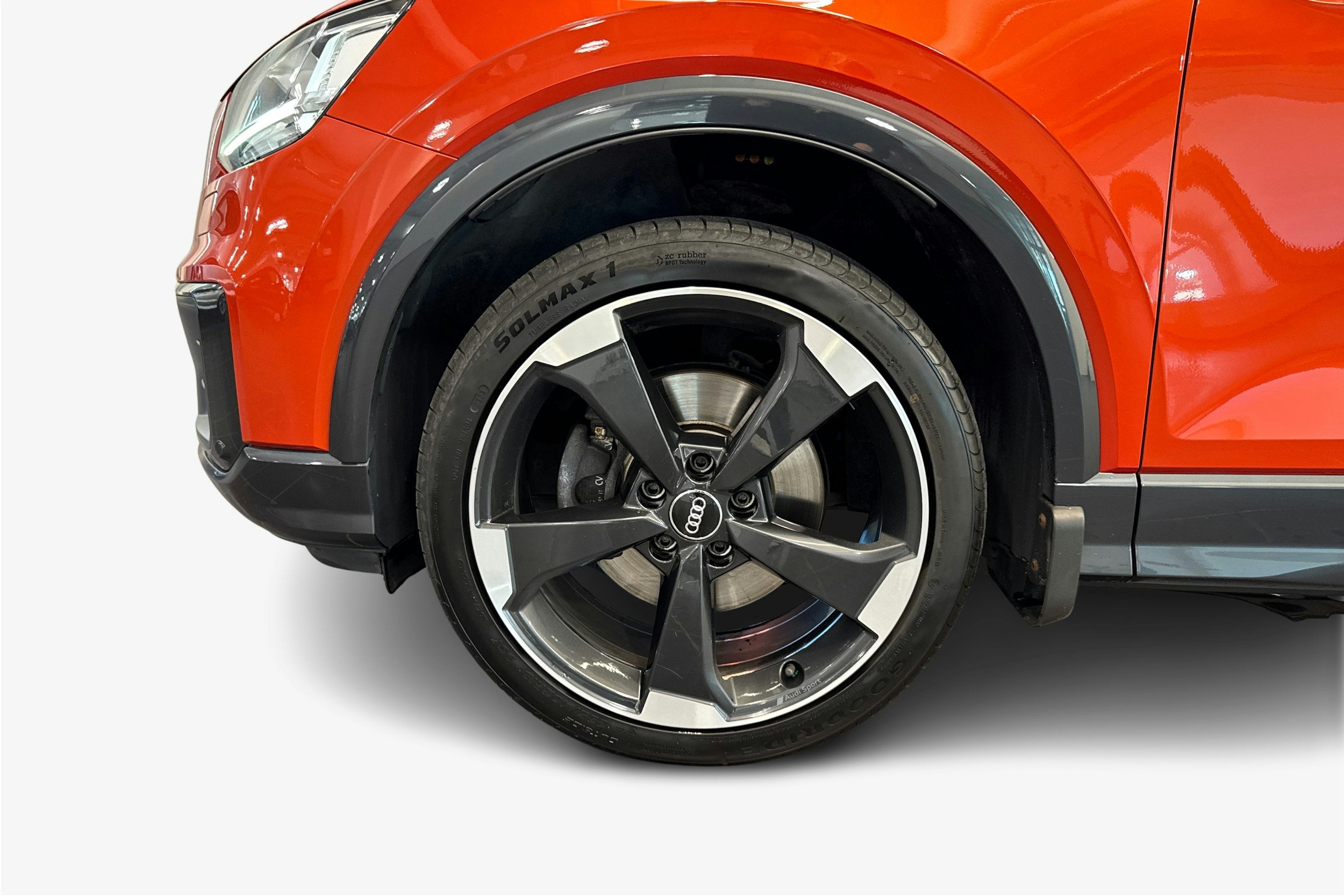 oranssi Audi Q2 2018 kuva 11.