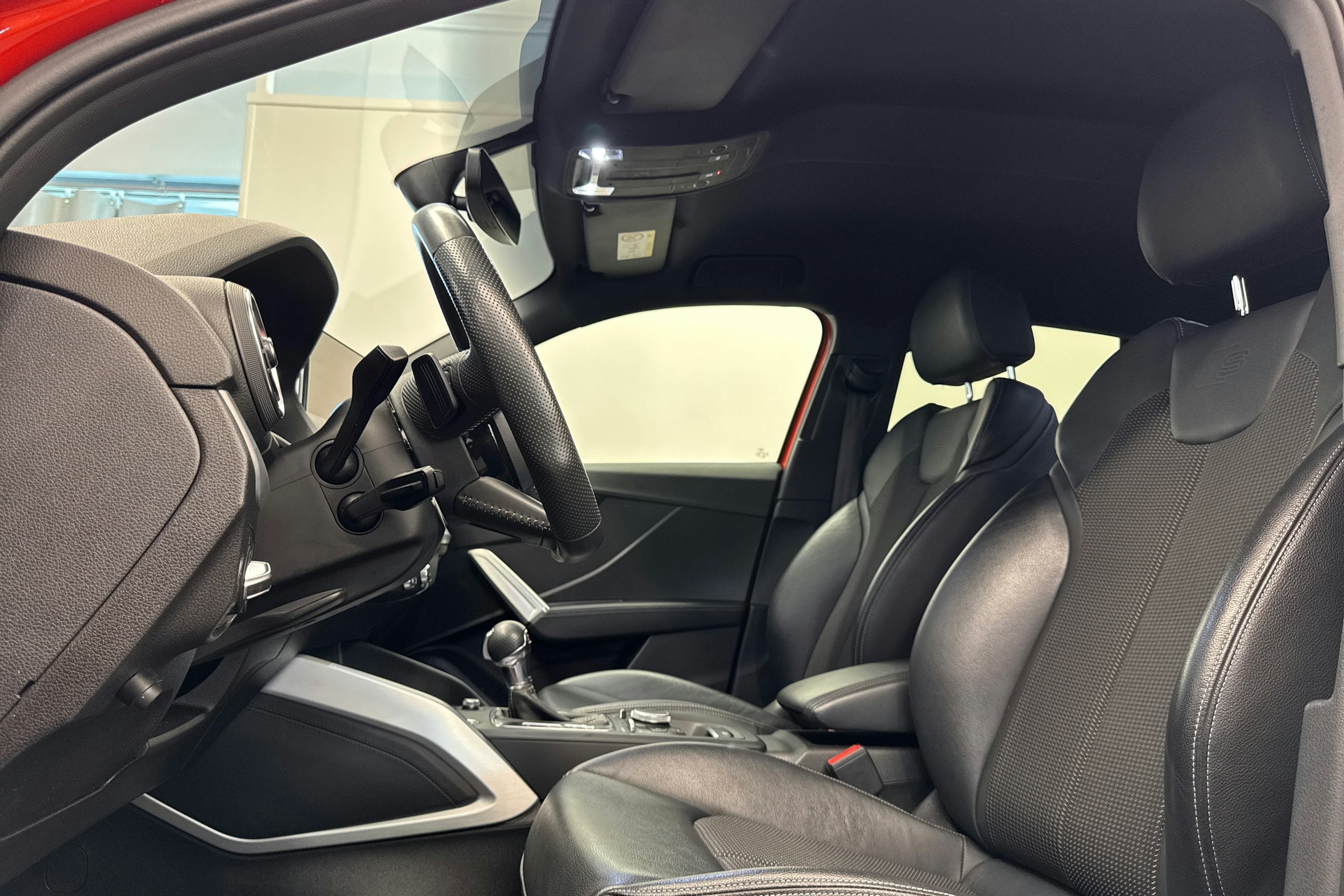 oranssi Audi Q2 2018 kuva 15.