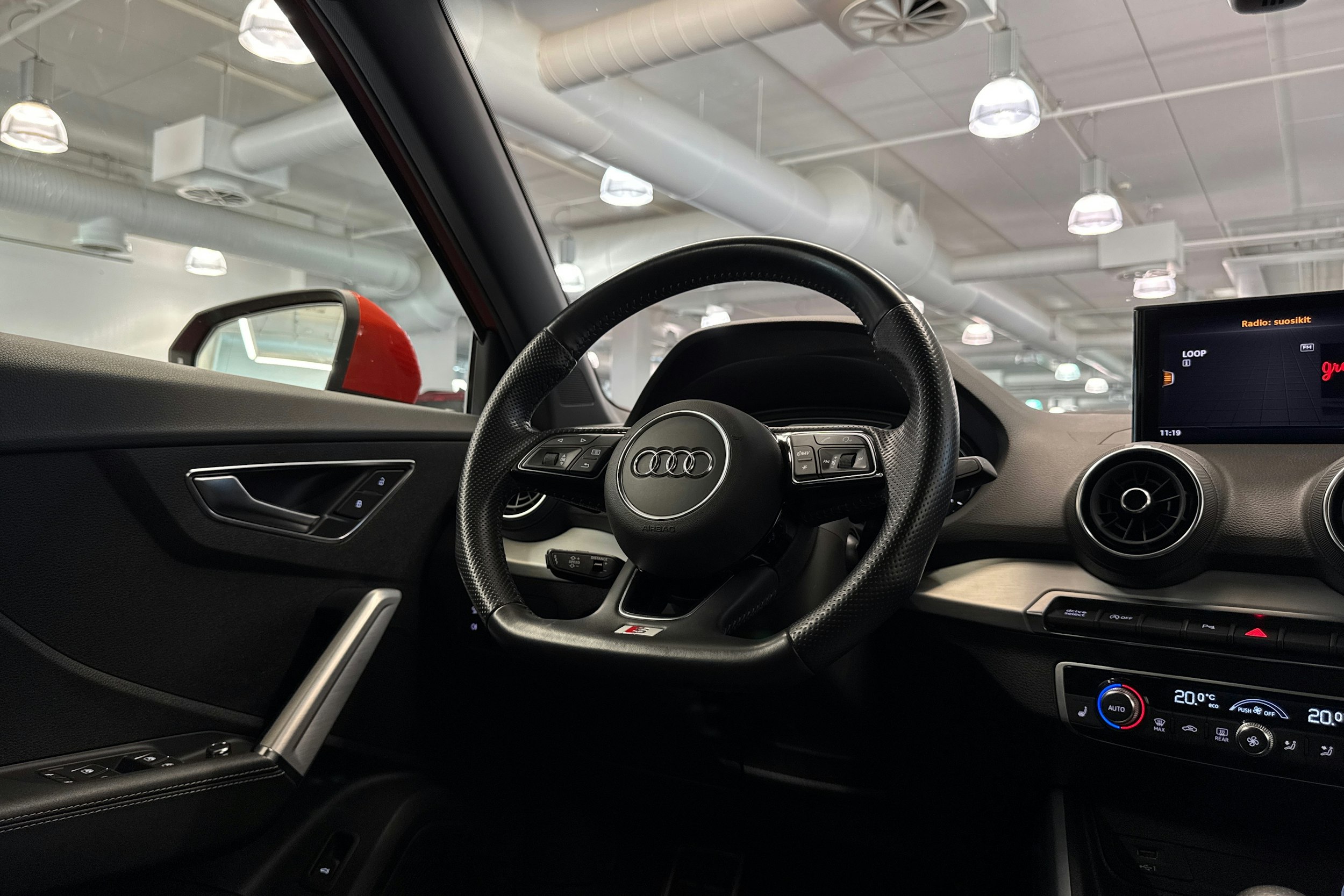 oranssi Audi Q2 2018 kuva 16.