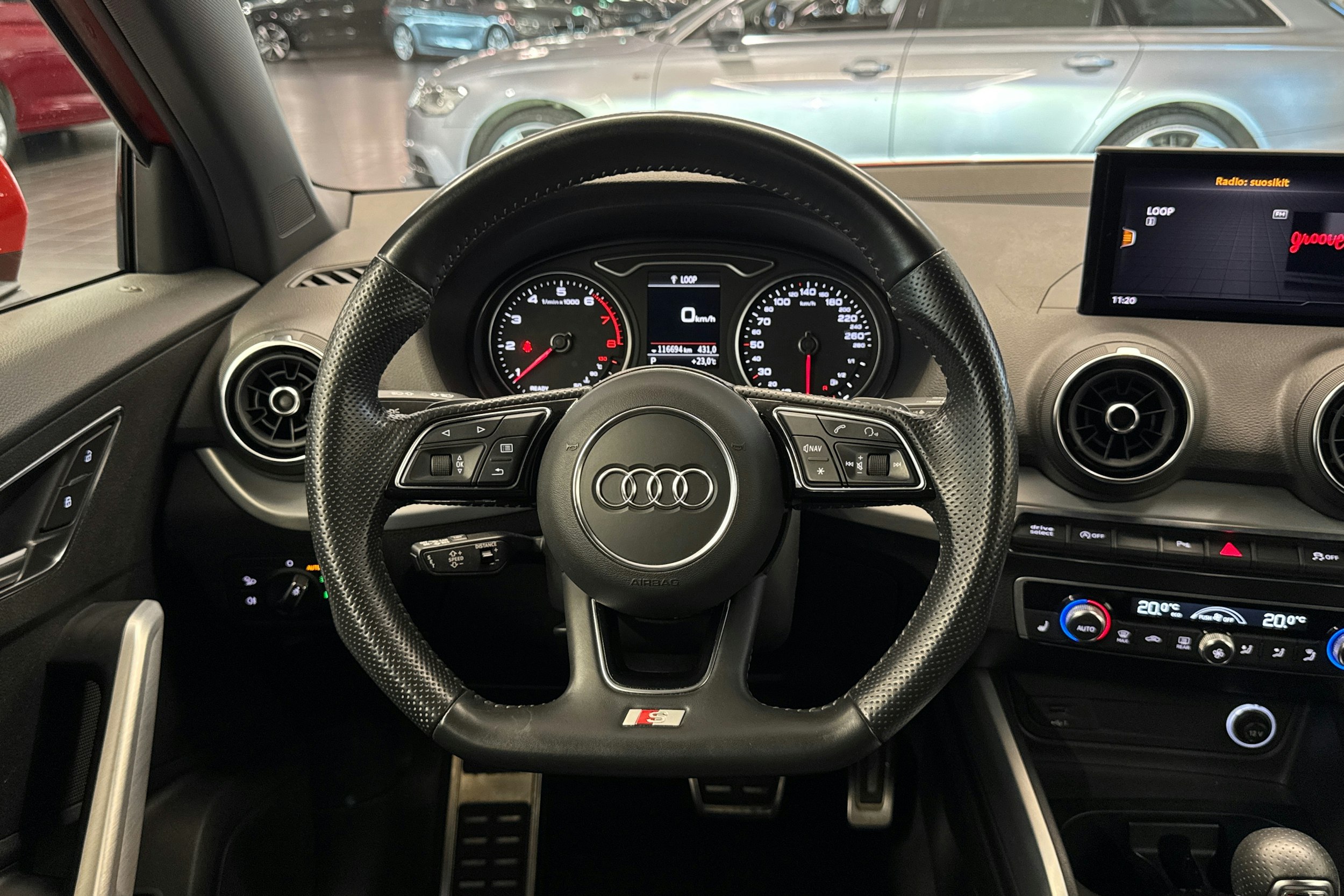 oranssi Audi Q2 2018 kuva 17.