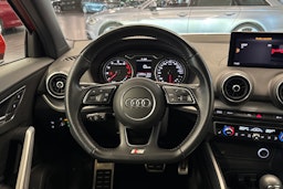 oranssi Audi Q2 2018 kuva 17.