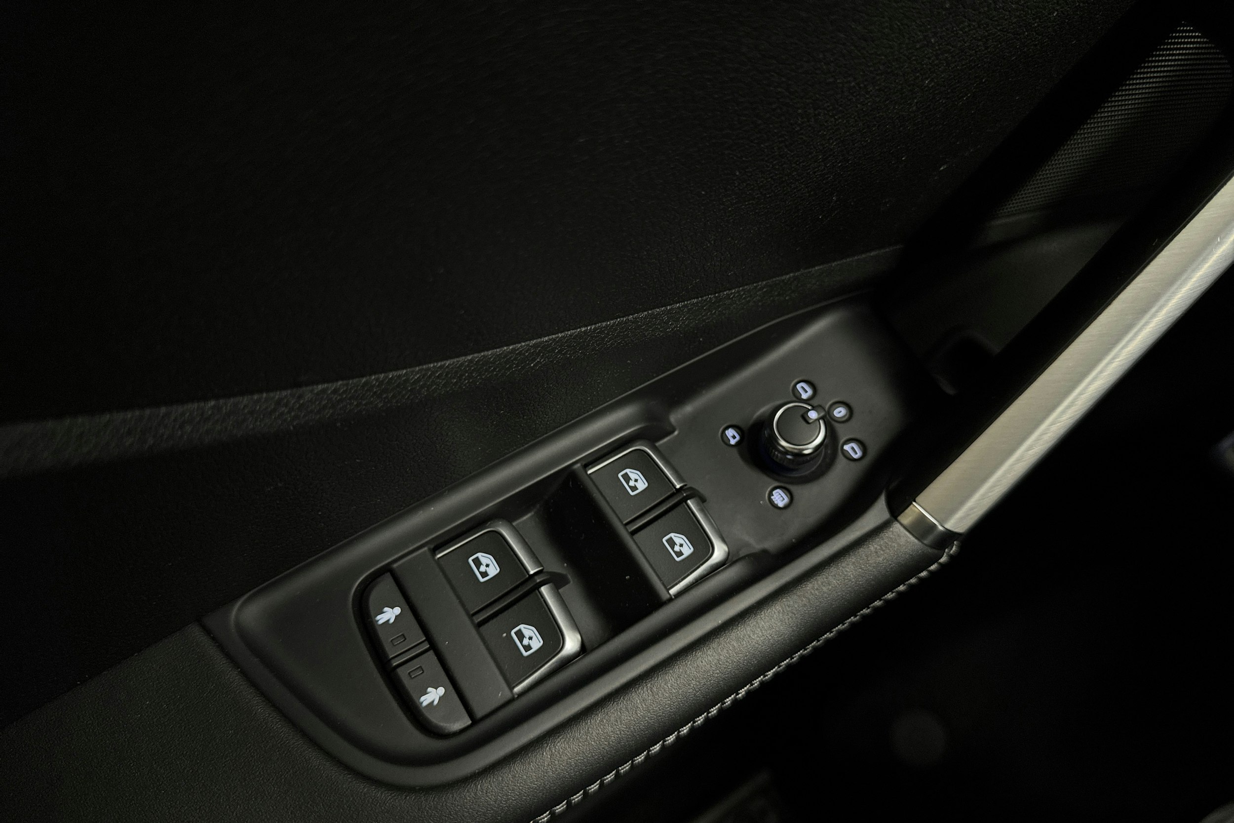 oranssi Audi Q2 2018 kuva 26.