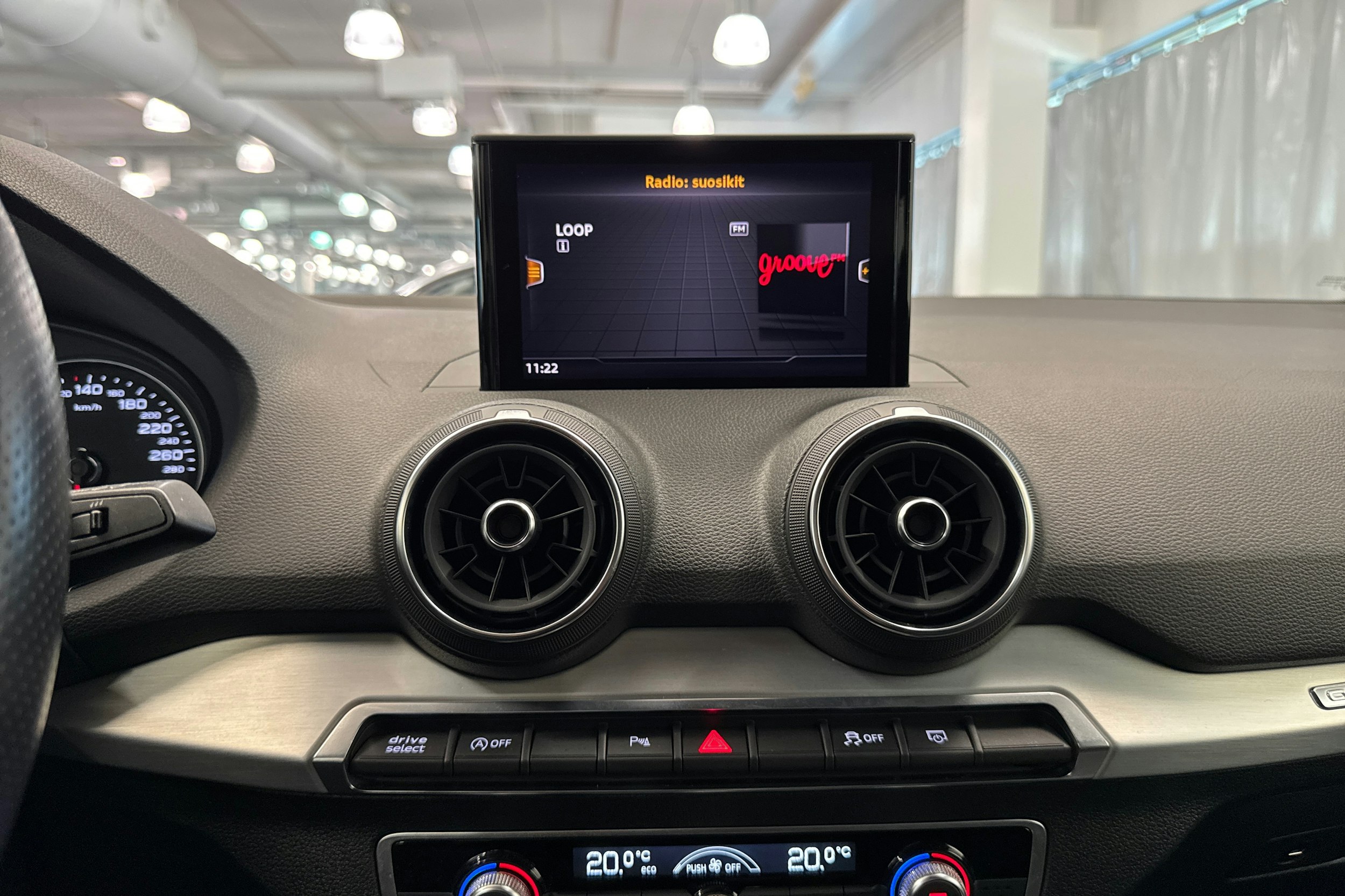 oranssi Audi Q2 2018 kuva 29.