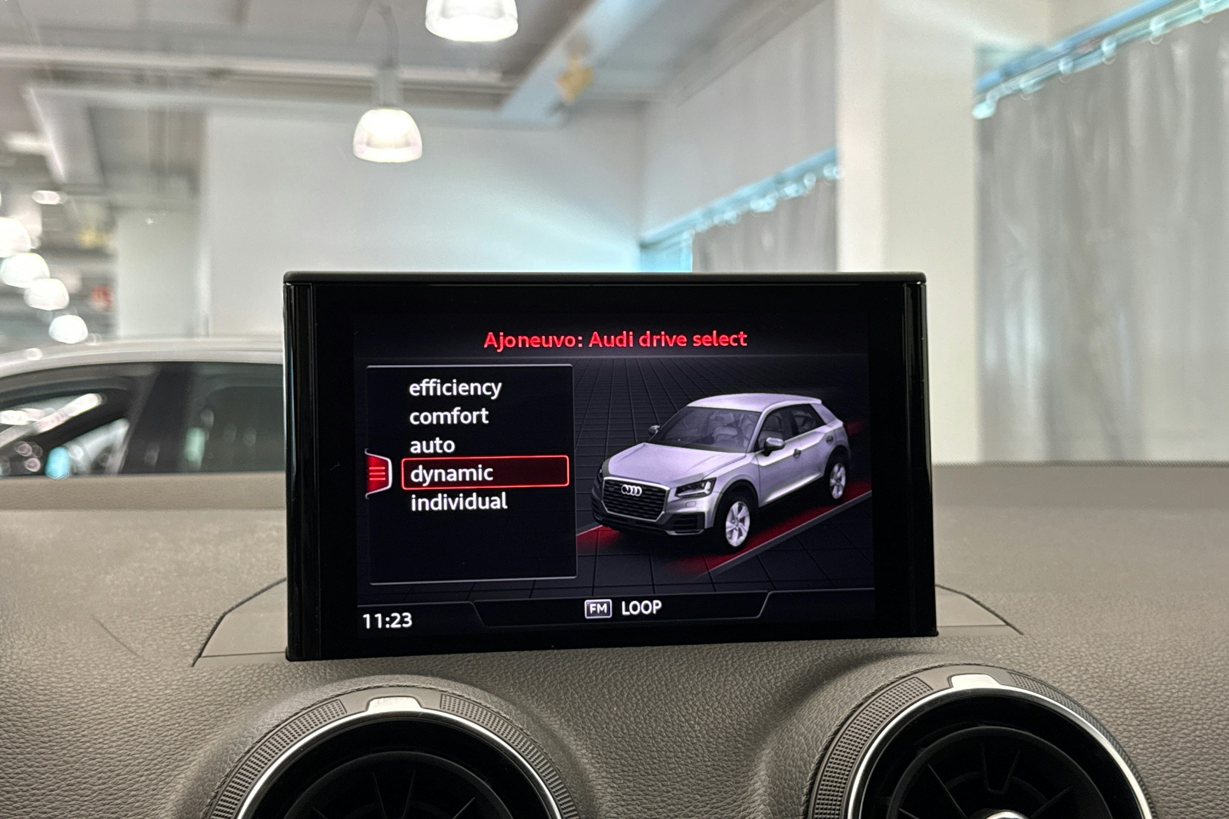 oranssi Audi Q2 2018 kuva 31.