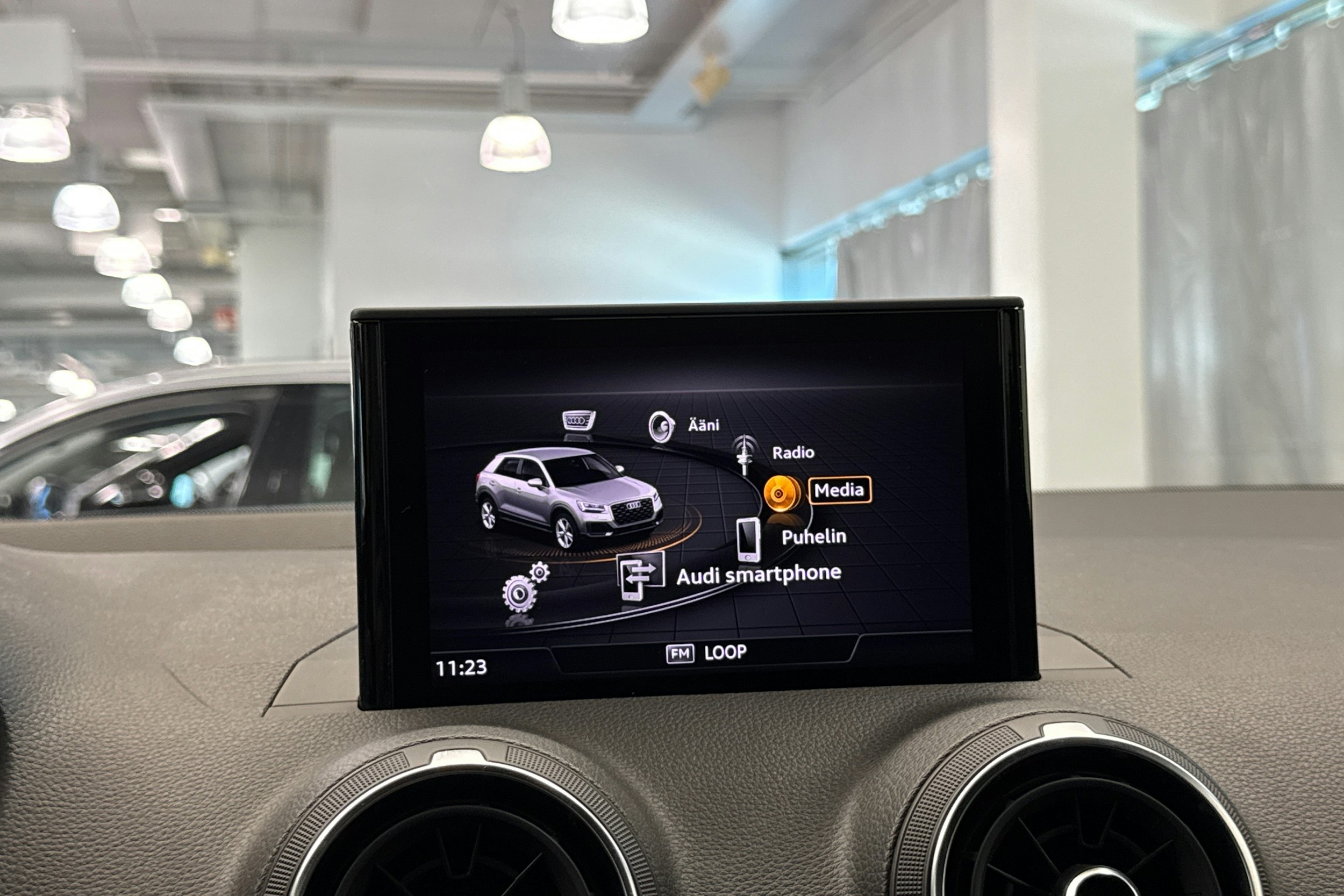 oranssi Audi Q2 2018 kuva 33.