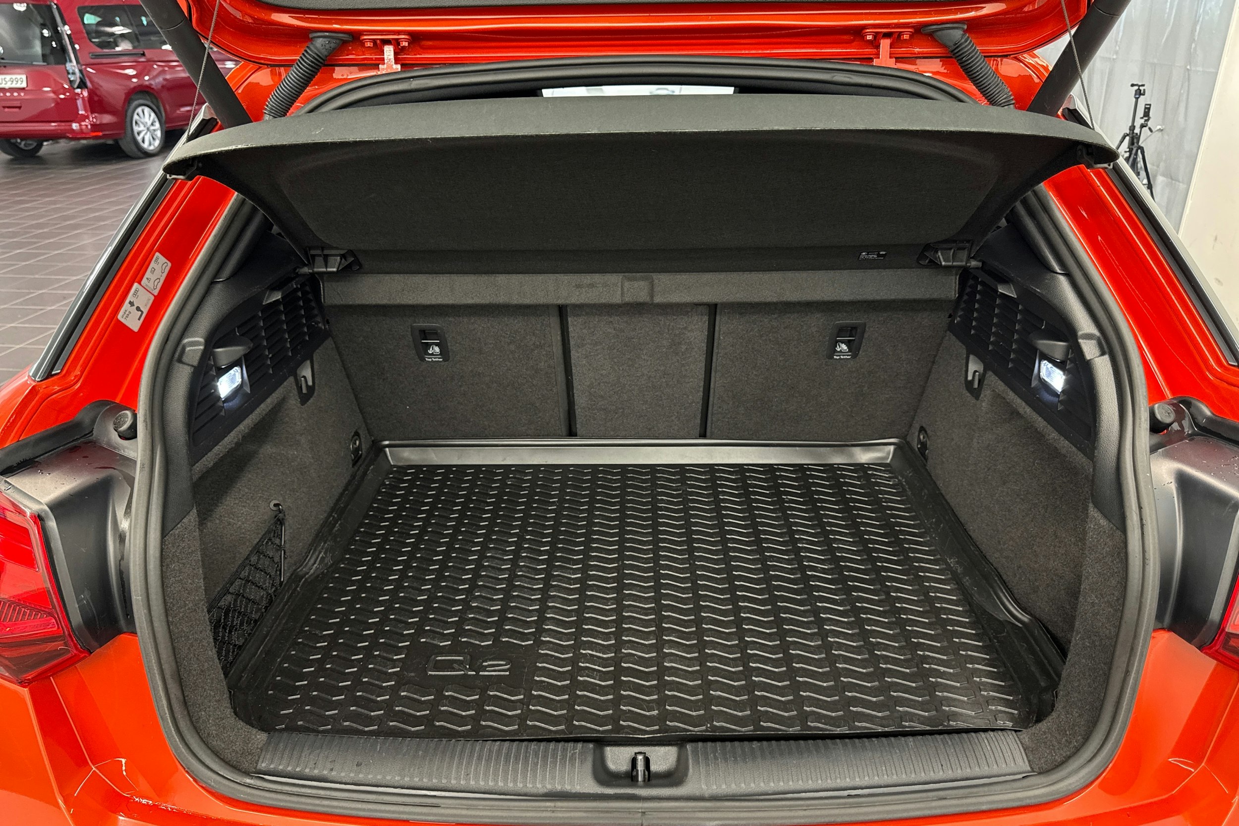 oranssi Audi Q2 2018 kuva 36.