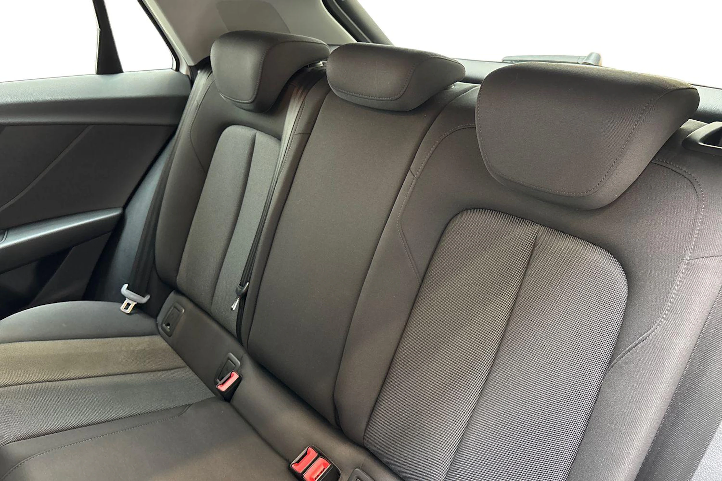valkoinen Audi Q2 2018 kuva 8.