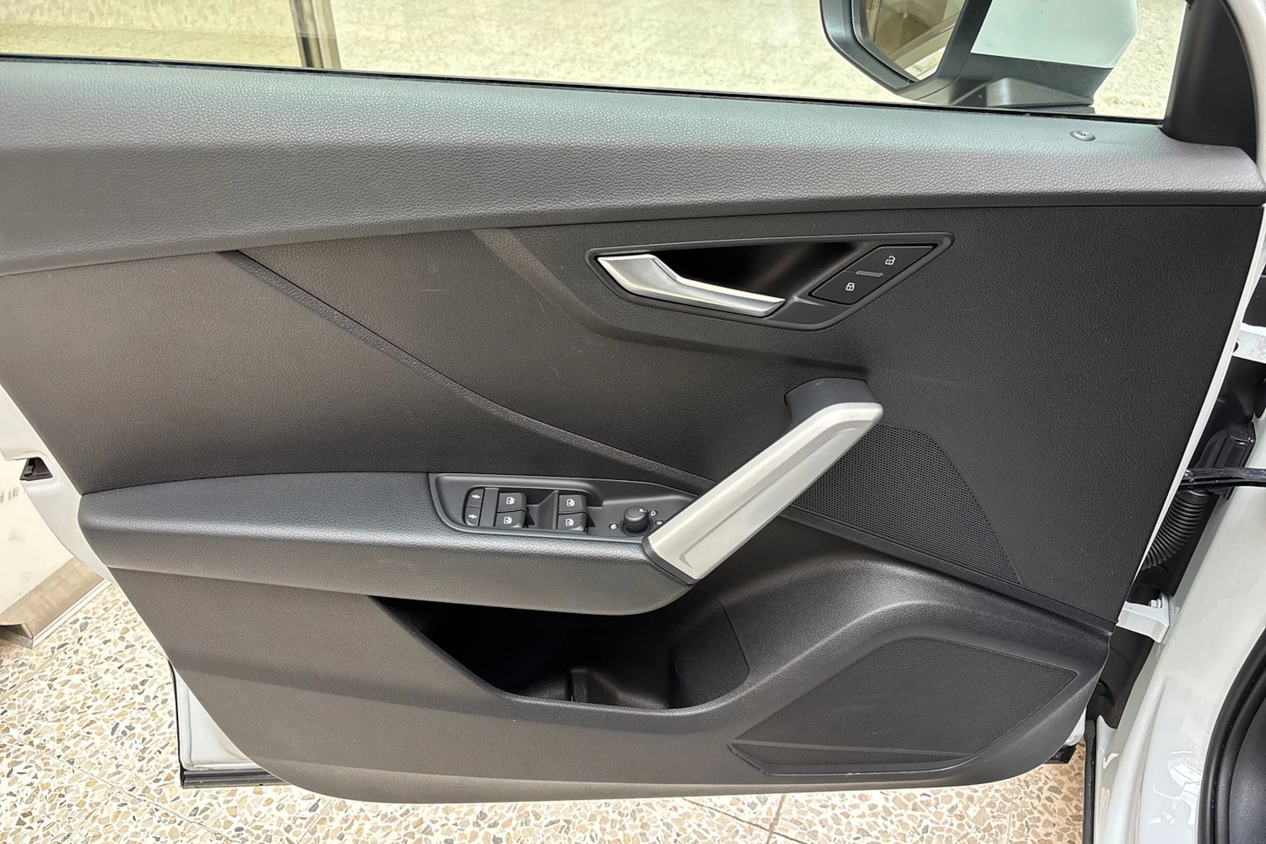 valkoinen Audi Q2 2018 kuva 14.
