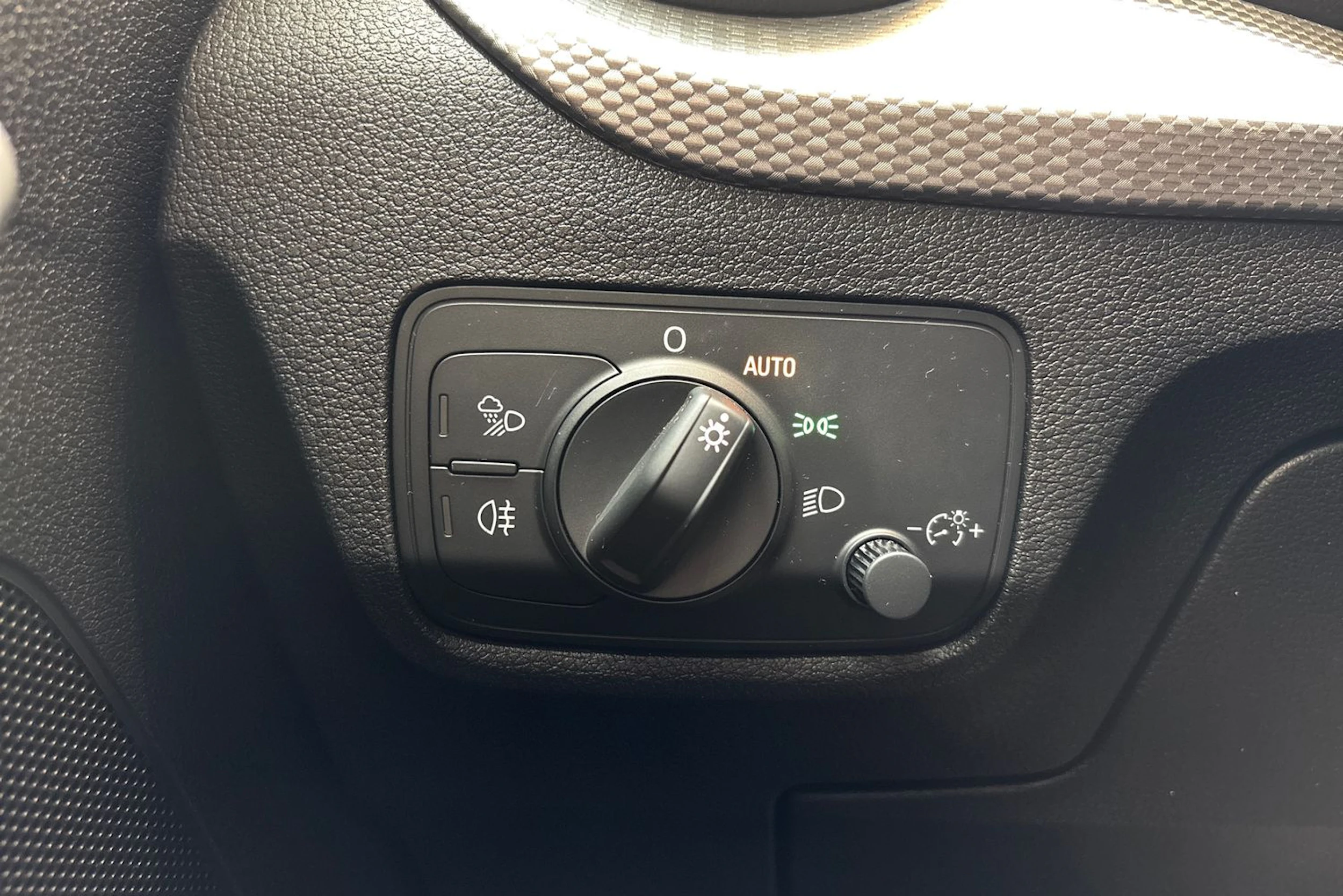 valkoinen Audi Q2 2018 kuva 15.