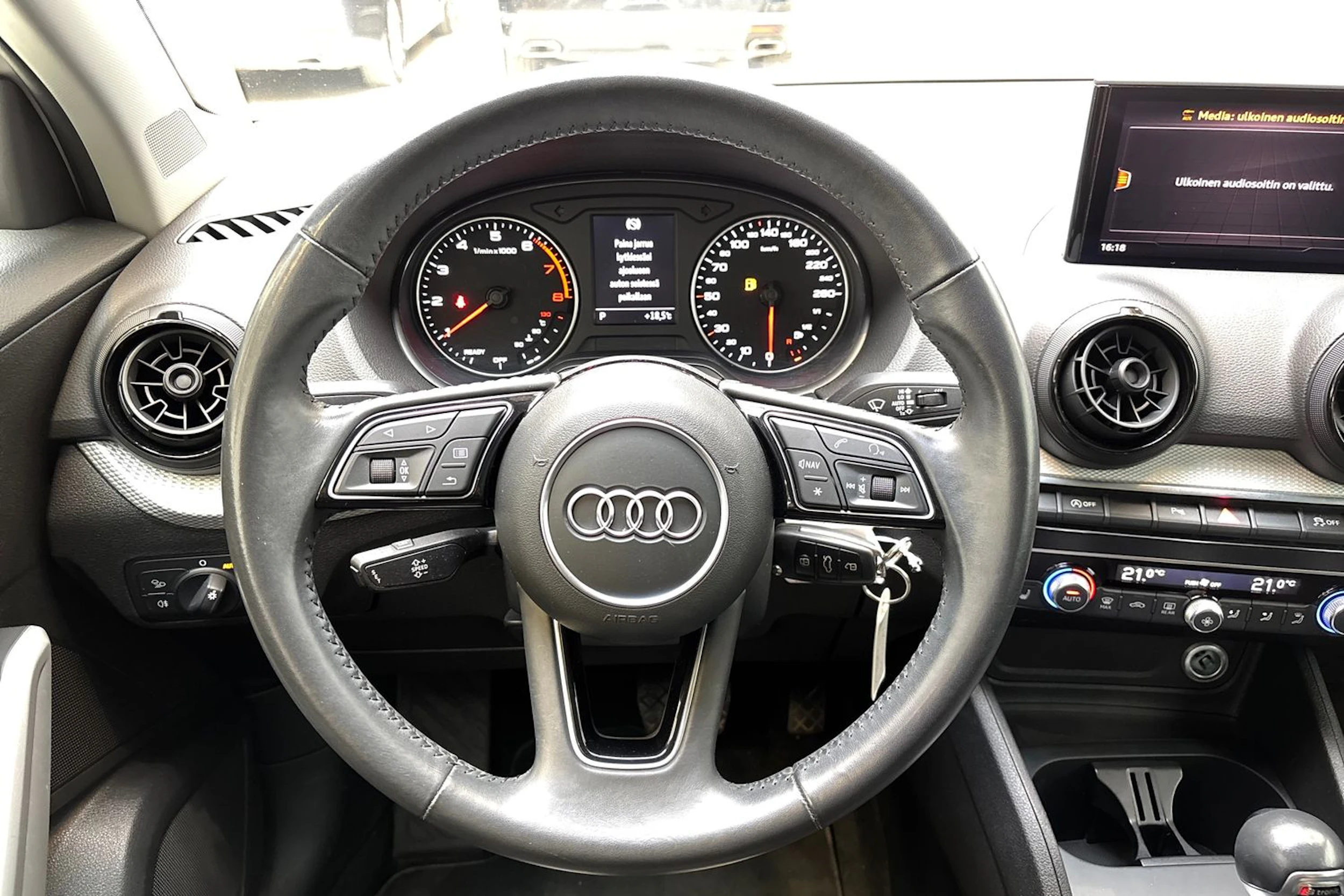 valkoinen Audi Q2 2018 kuva 16.