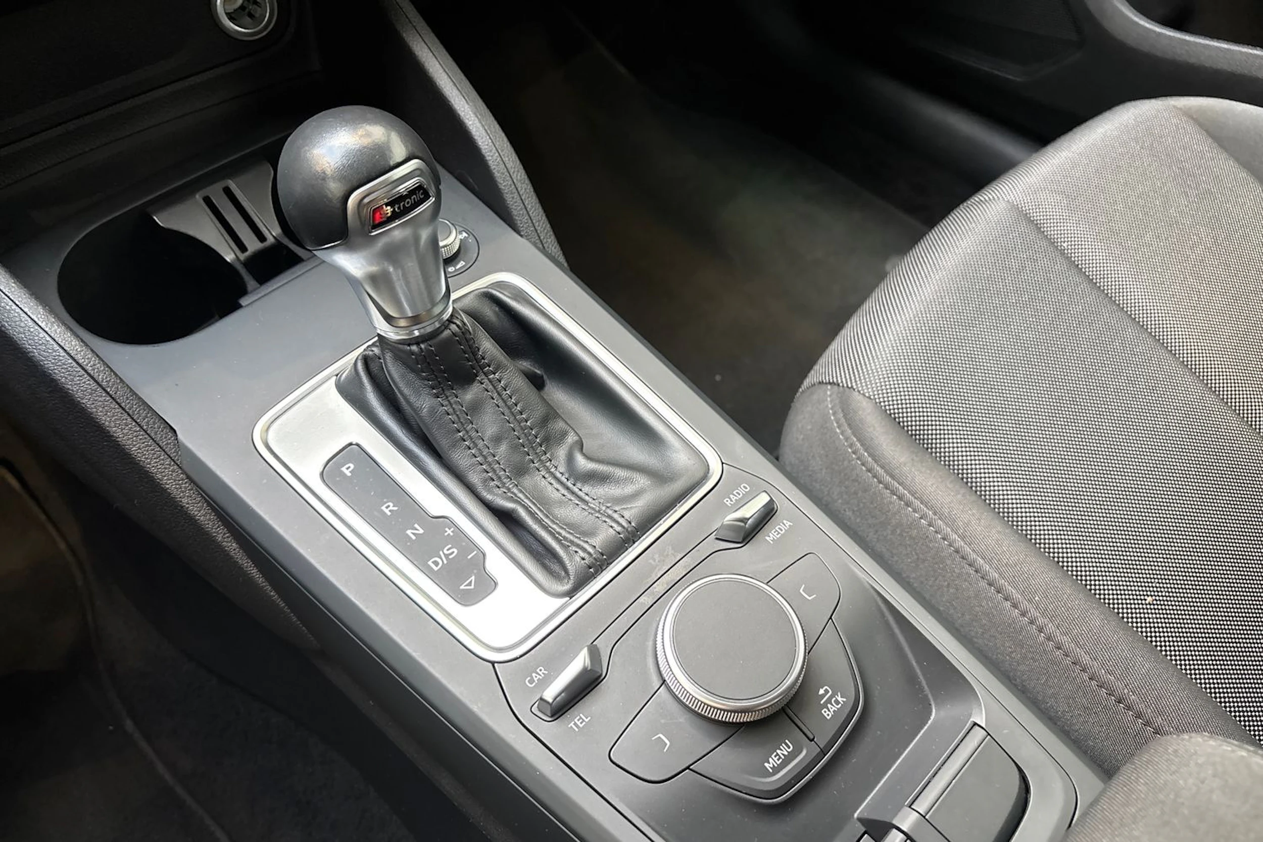 valkoinen Audi Q2 2018 kuva 19.