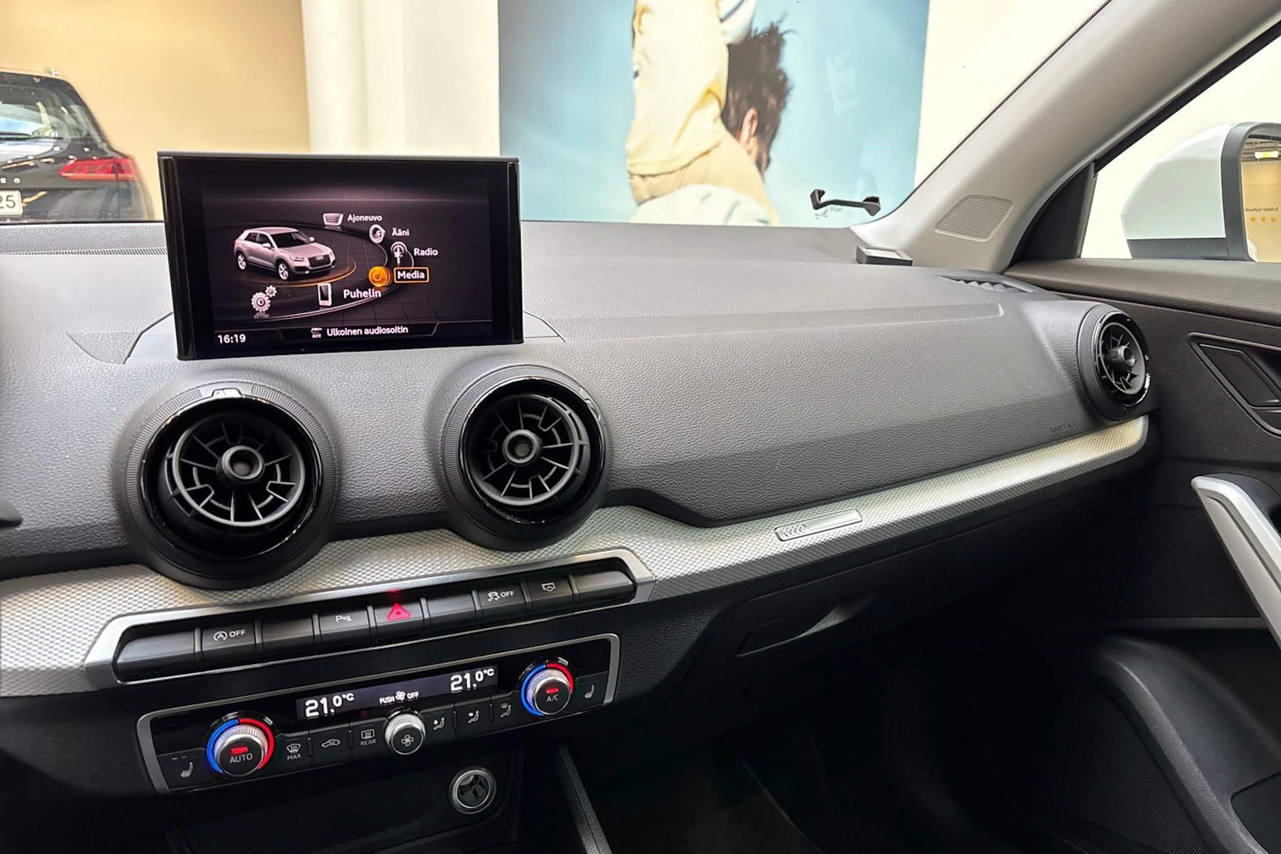 valkoinen Audi Q2 2018 kuva 20.