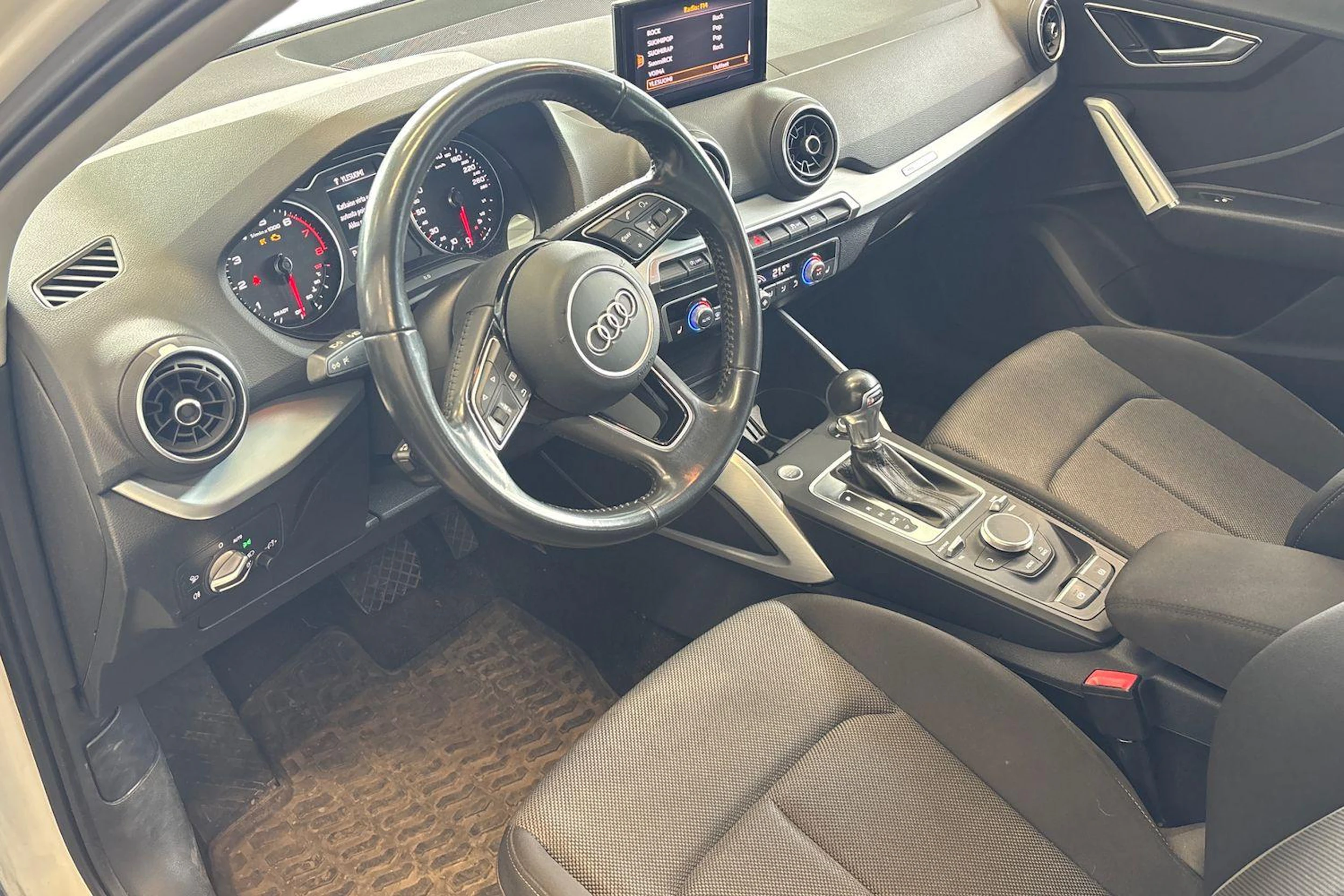 Valkoinen Audi Q2 2018 kuva 3.