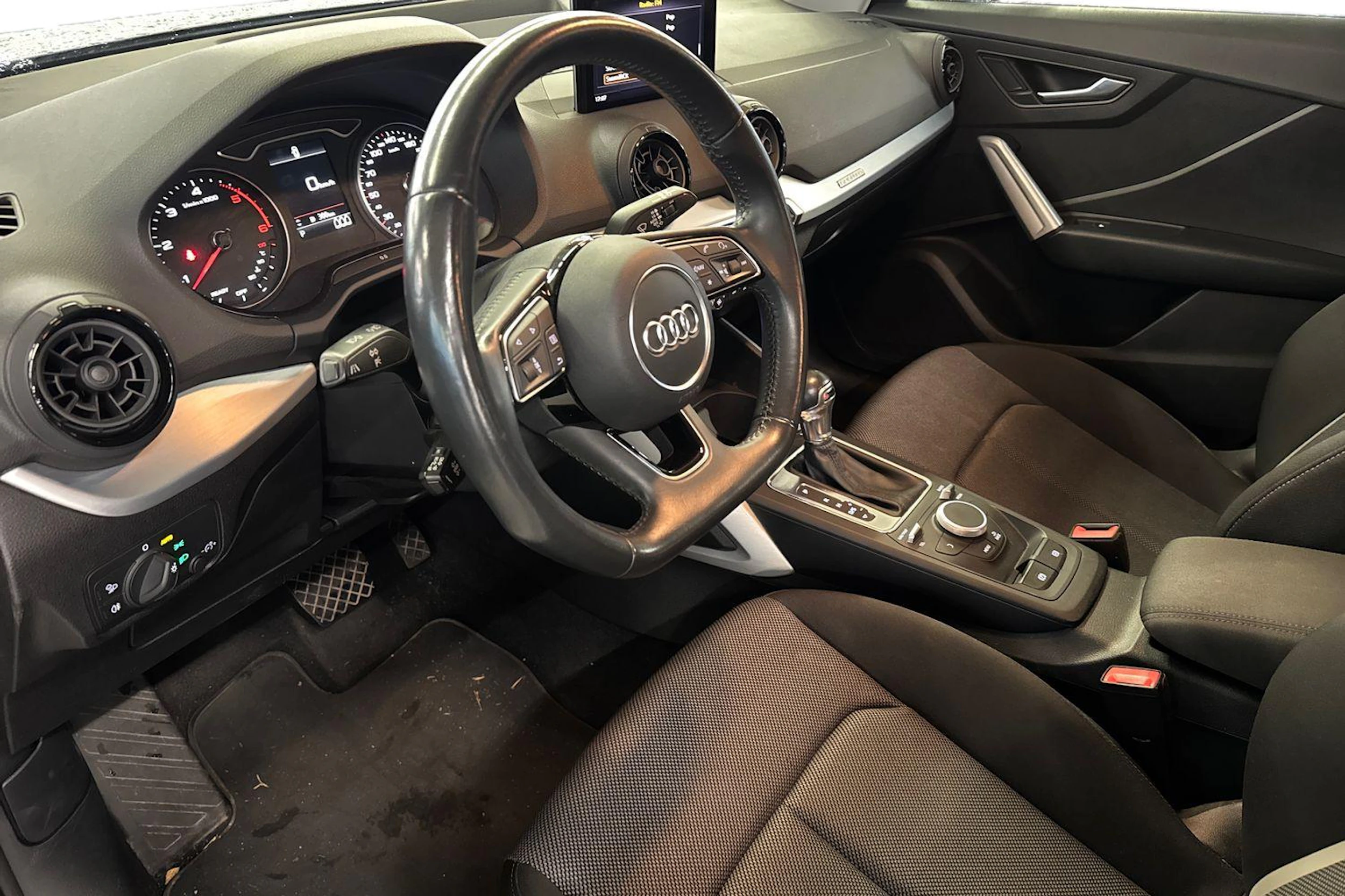 harmaa Audi Q2 2018 kuva 3.