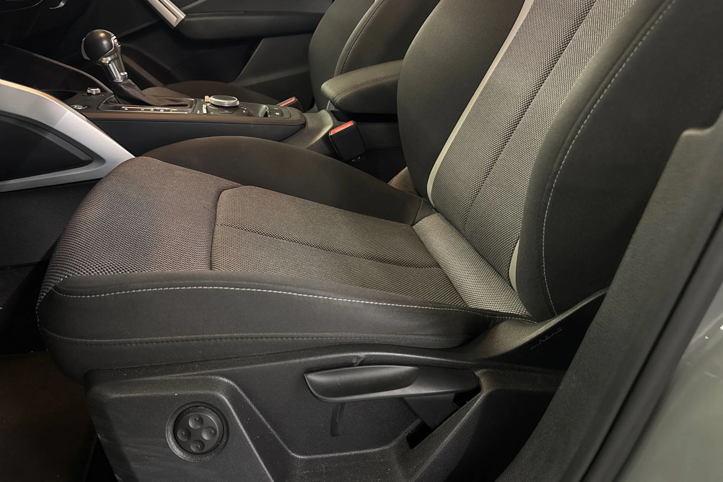 harmaa Audi Q2 2018 kuva 4.