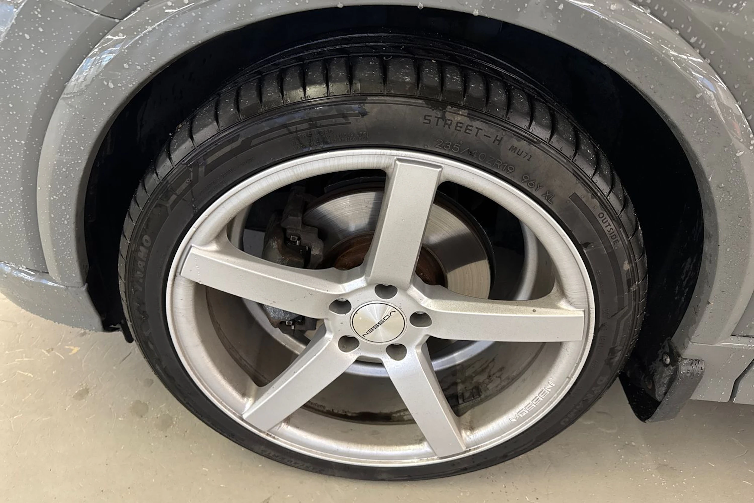 harmaa Audi Q2 2018 kuva 9.