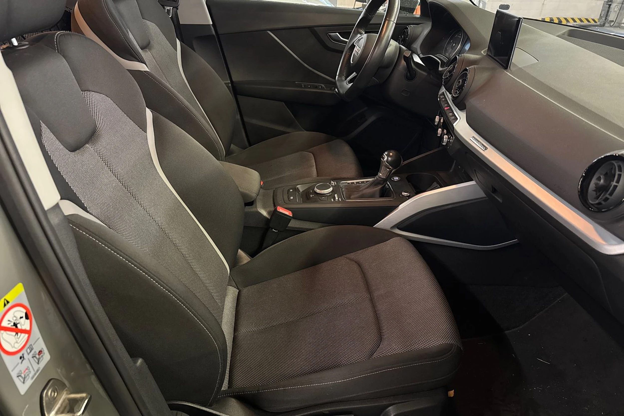 harmaa Audi Q2 2018 kuva 11.