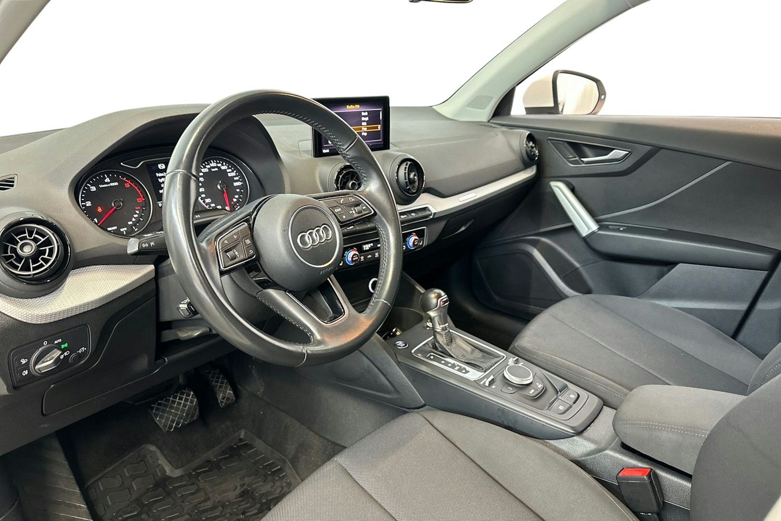 valkoinen Audi Q2 2018 kuva 9.