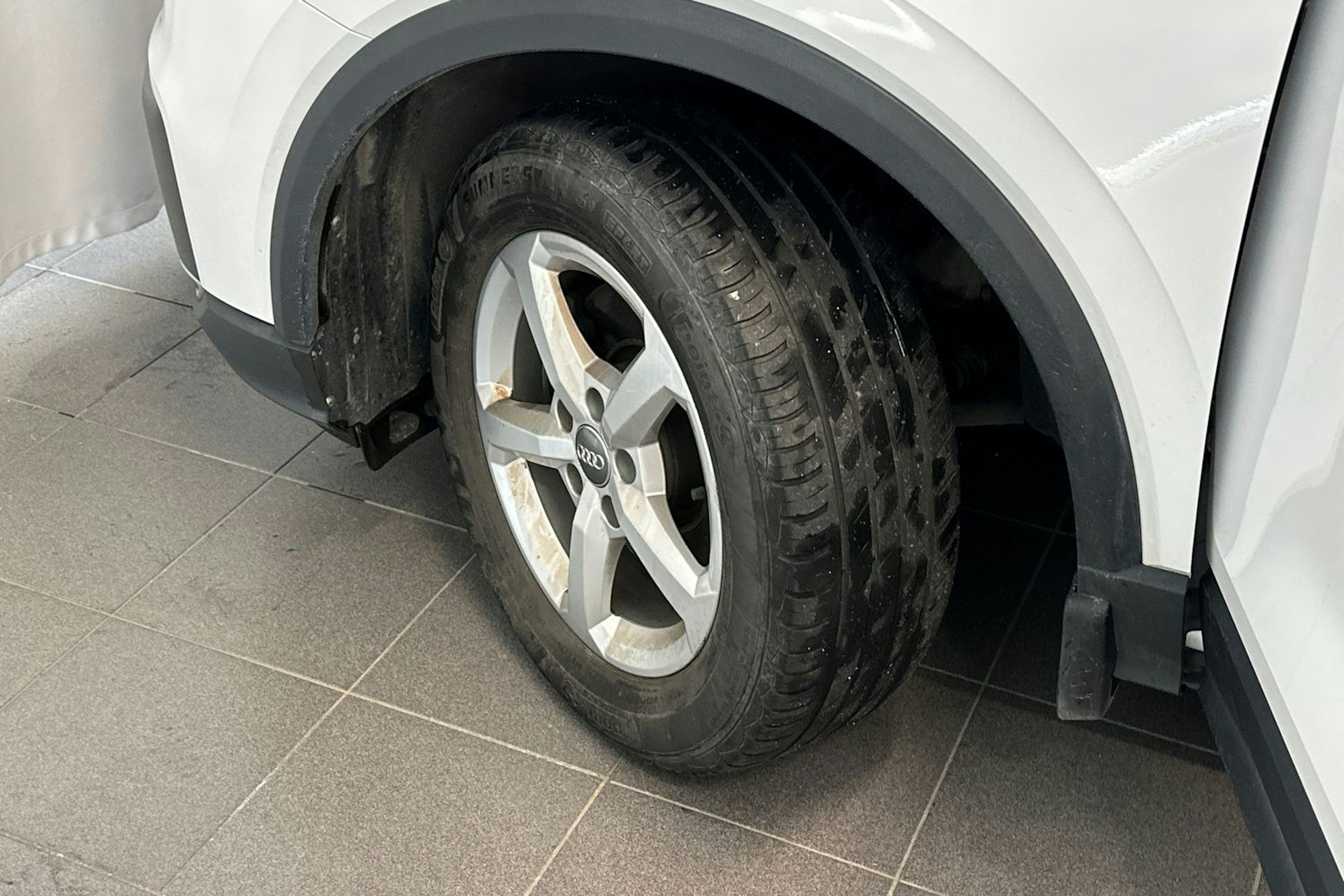 valkoinen Audi Q2 2018 kuva 13.