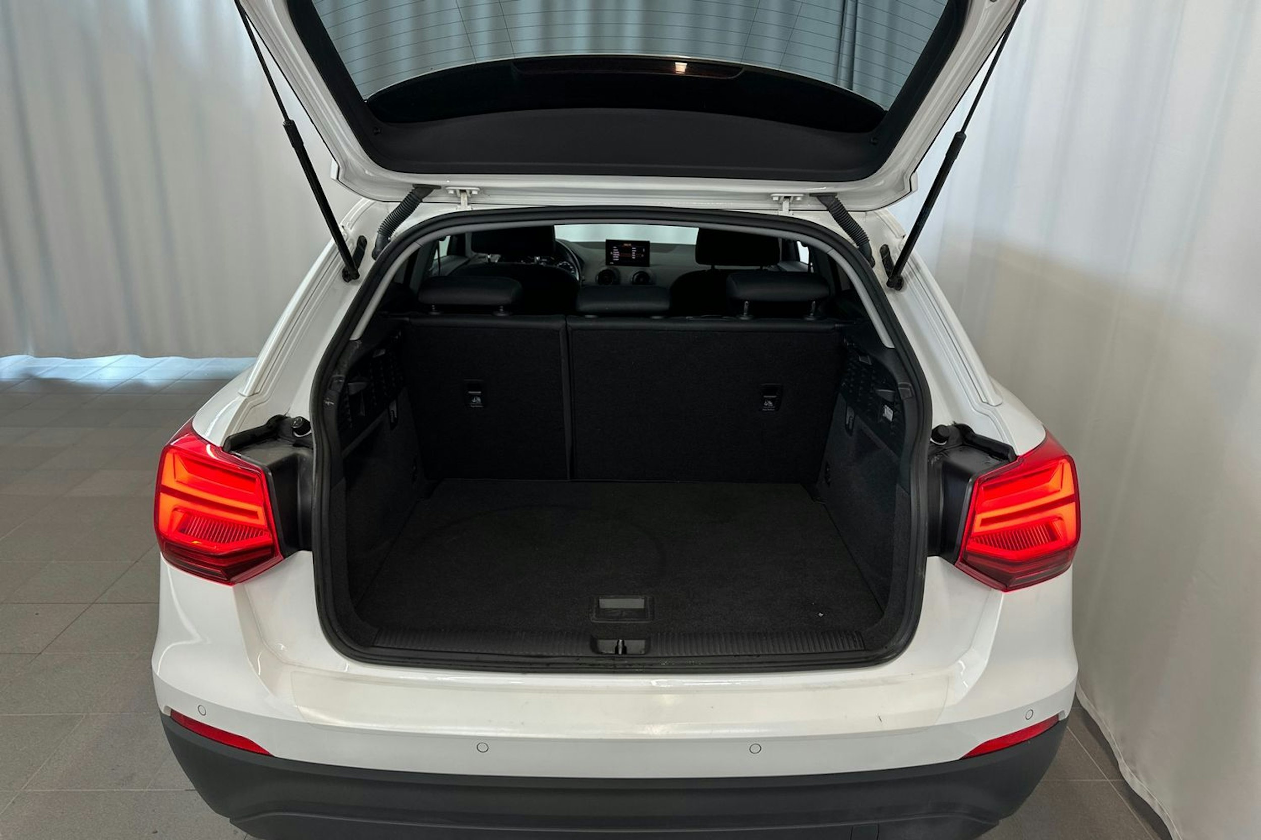 valkoinen Audi Q2 2018 kuva 15.