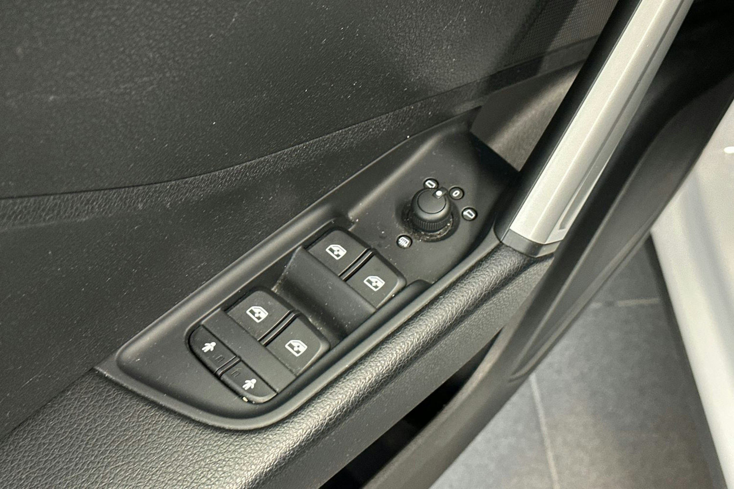 valkoinen Audi Q2 2018 kuva 16.