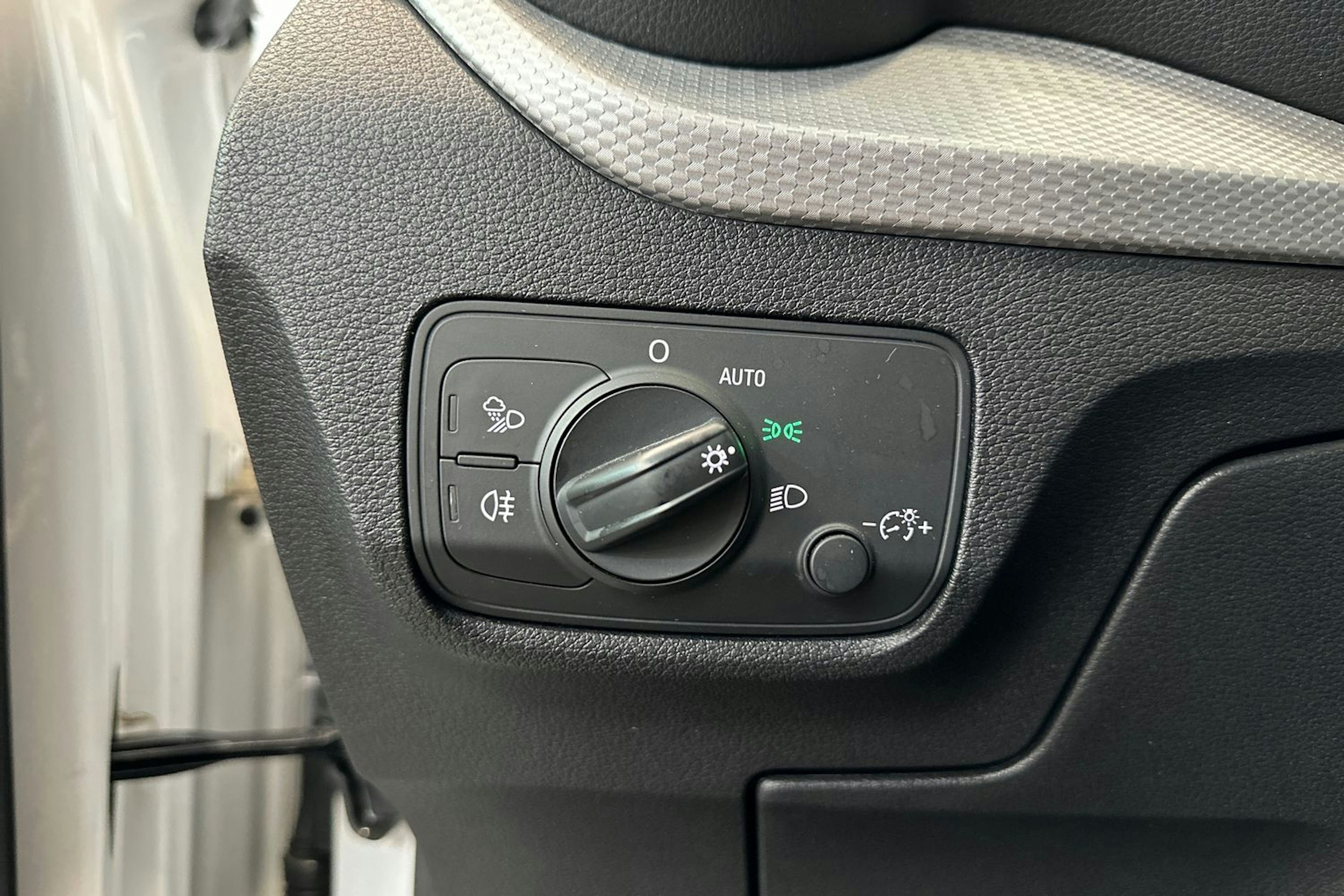 valkoinen Audi Q2 2018 kuva 17.