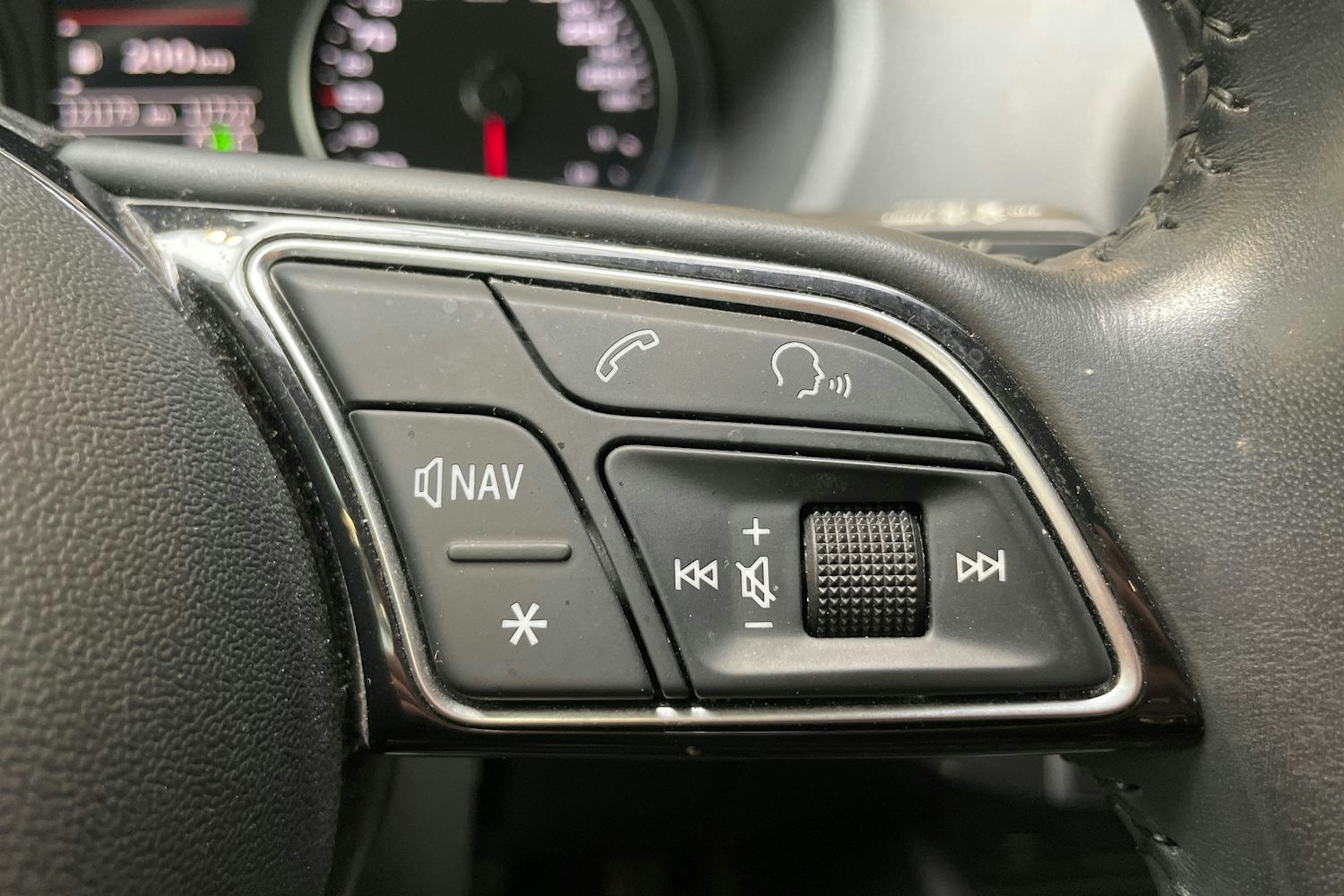 musta Audi Q2 2018 kuva 13.