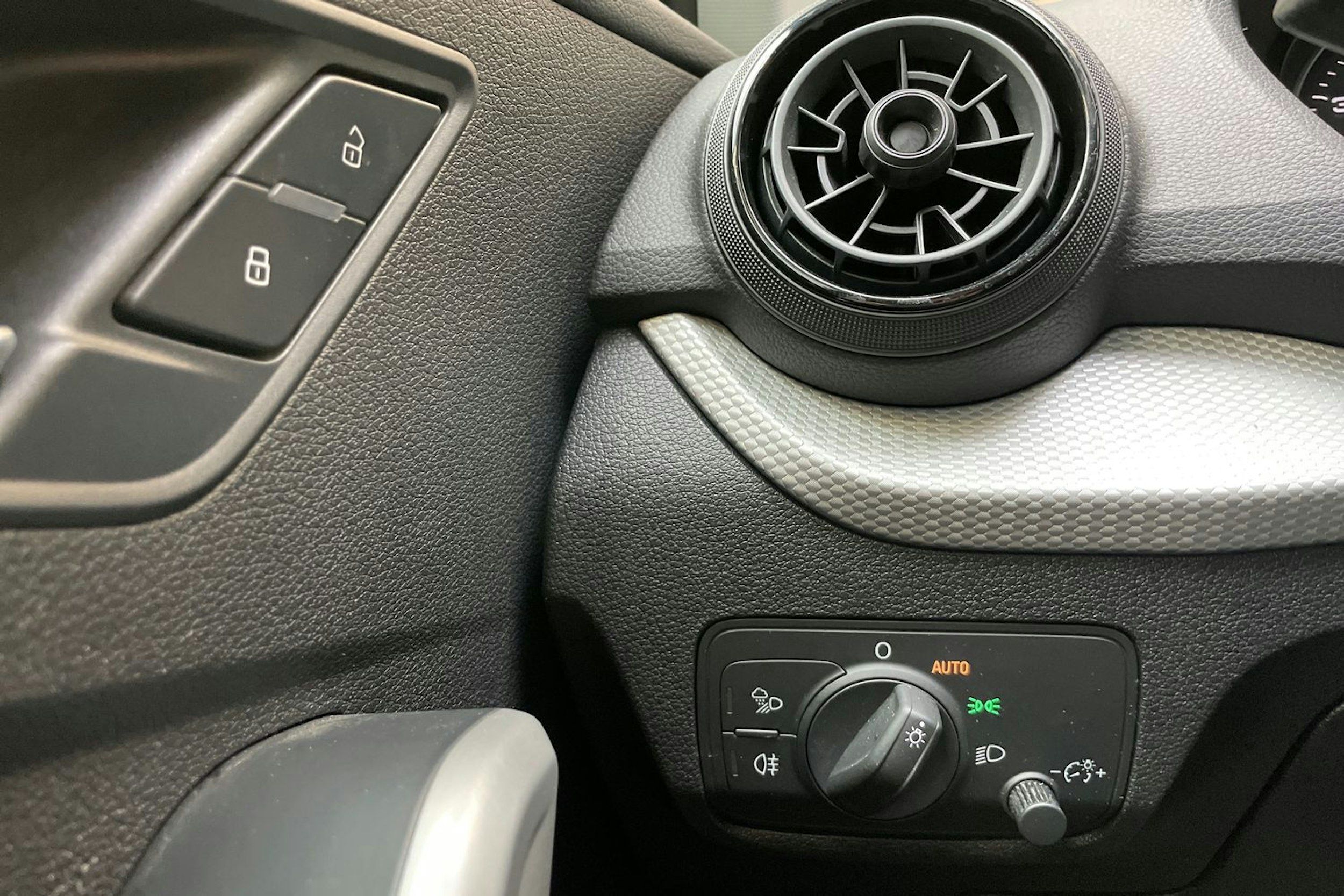musta Audi Q2 2018 kuva 15.