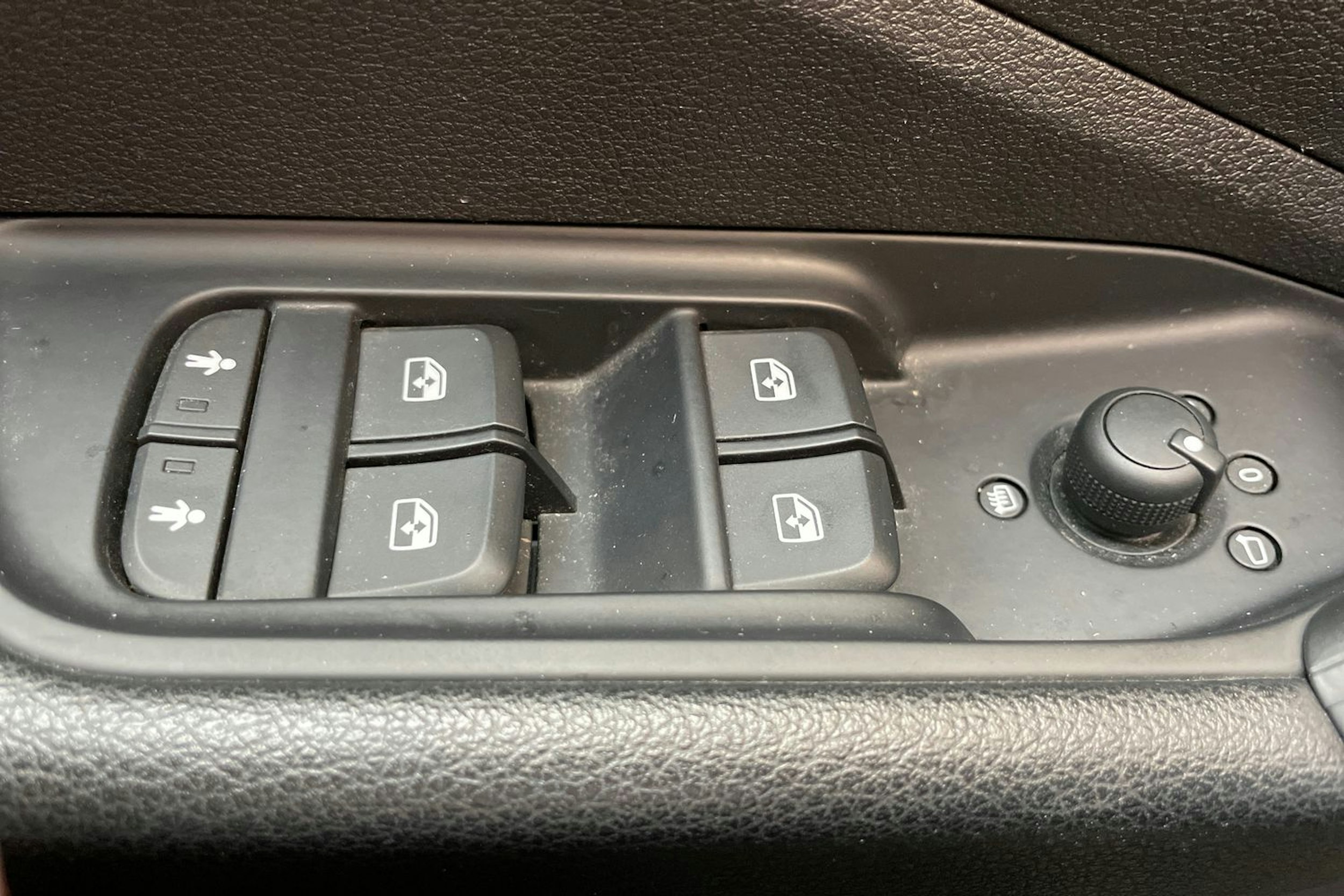 musta Audi Q2 2018 kuva 16.
