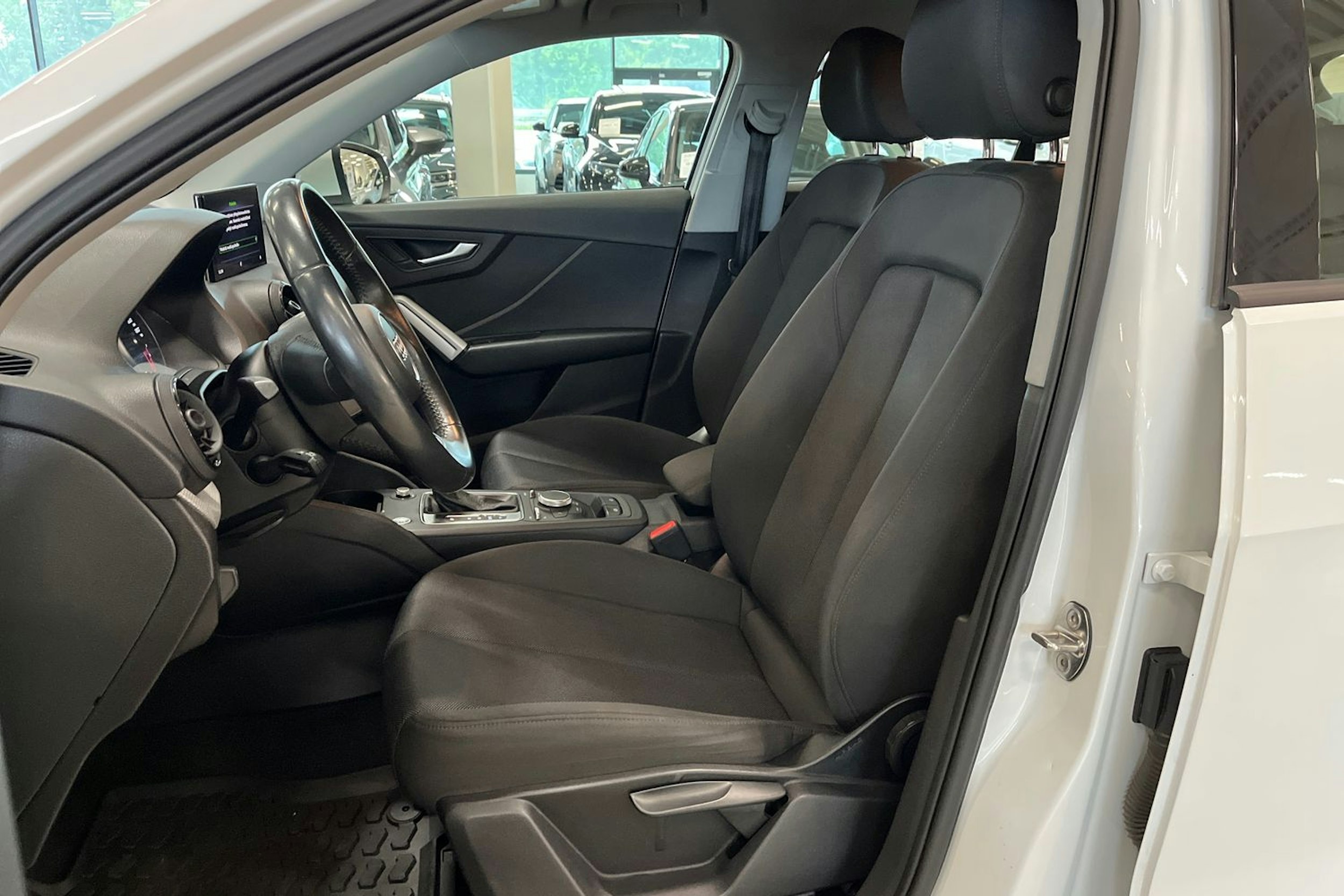 valkoinen Audi Q2 2018 kuva 14.