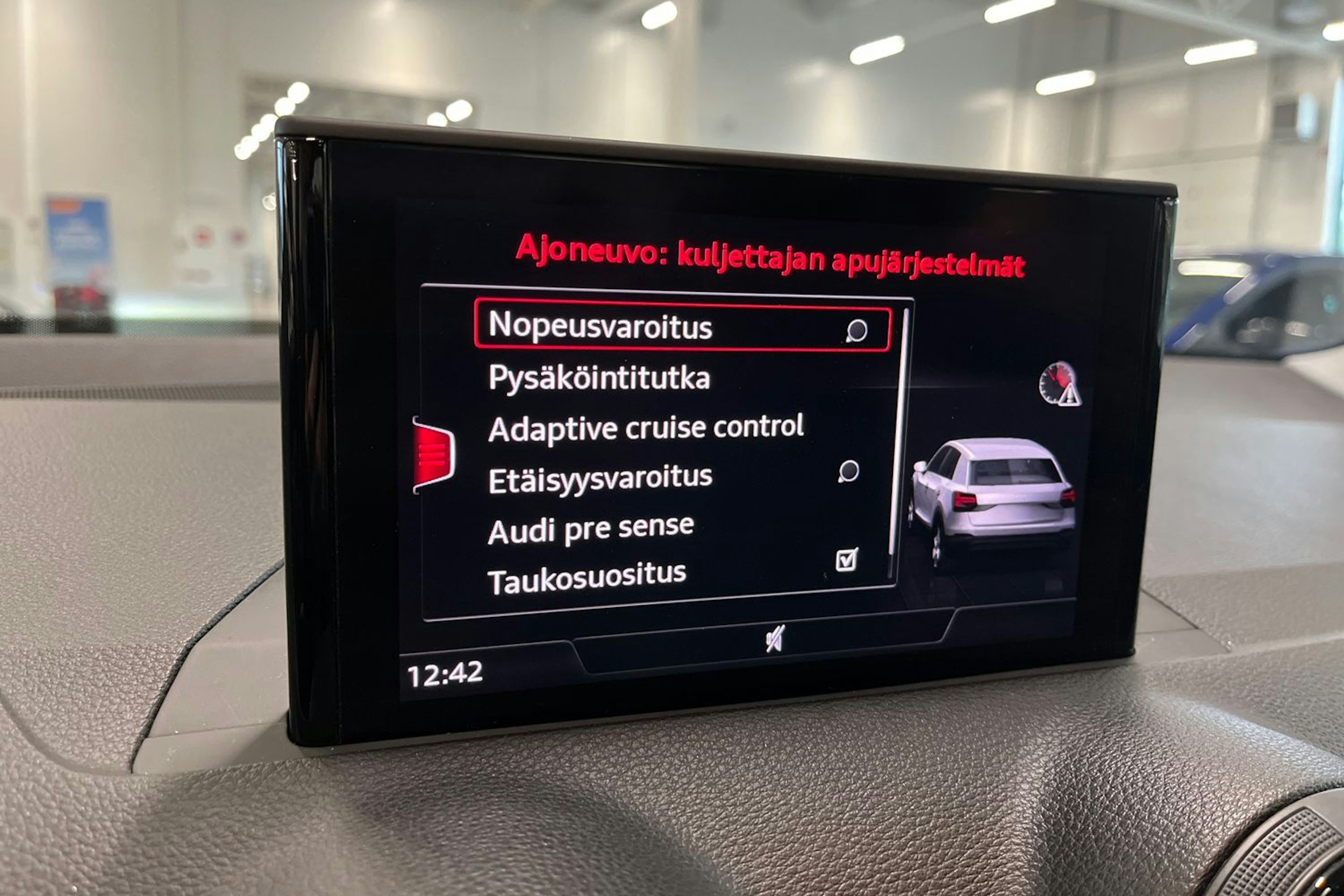 valkoinen Audi Q2 2018 kuva 20.