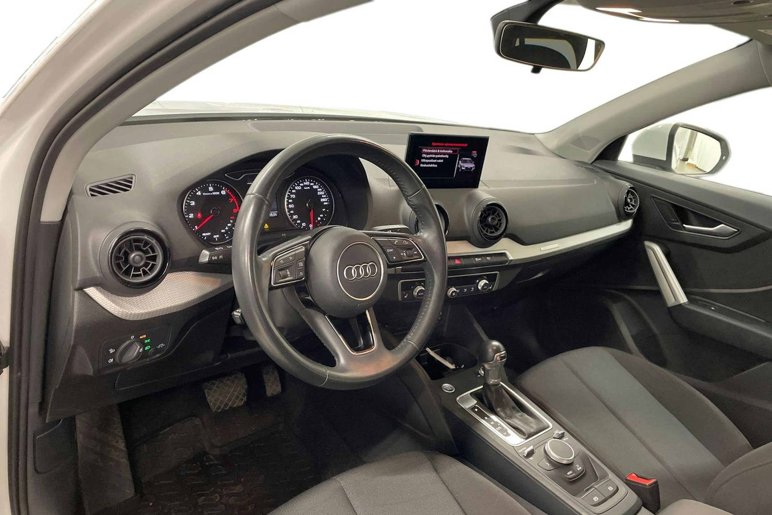 valkoinen Audi Q2 2018 kuva 7.