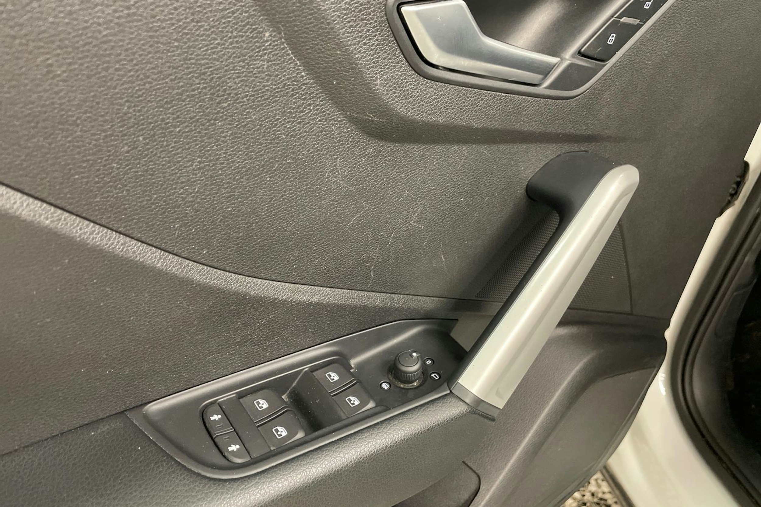 valkoinen Audi Q2 2018 kuva 14.