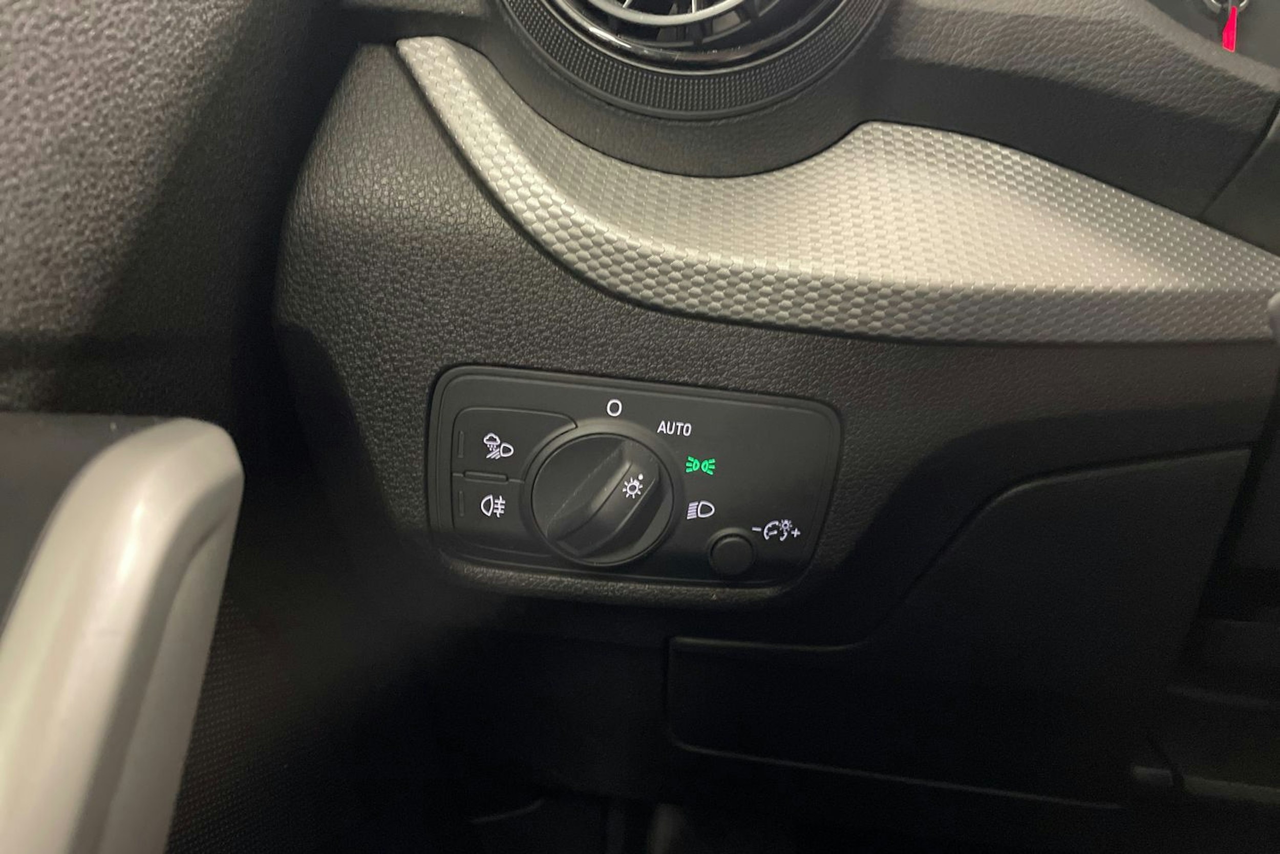 valkoinen Audi Q2 2018 kuva 17.