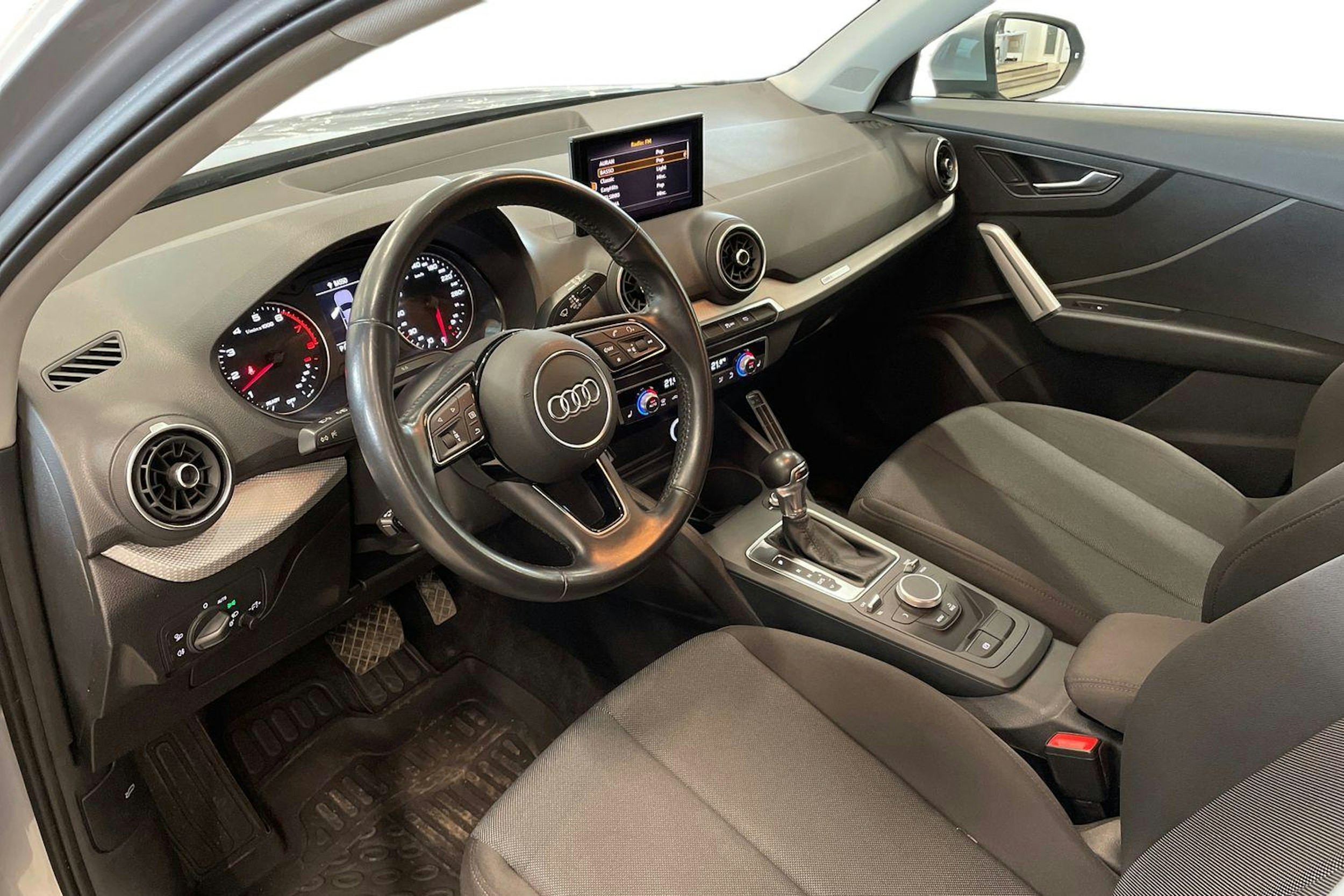 hopea Audi Q2 2019 kuva 7.