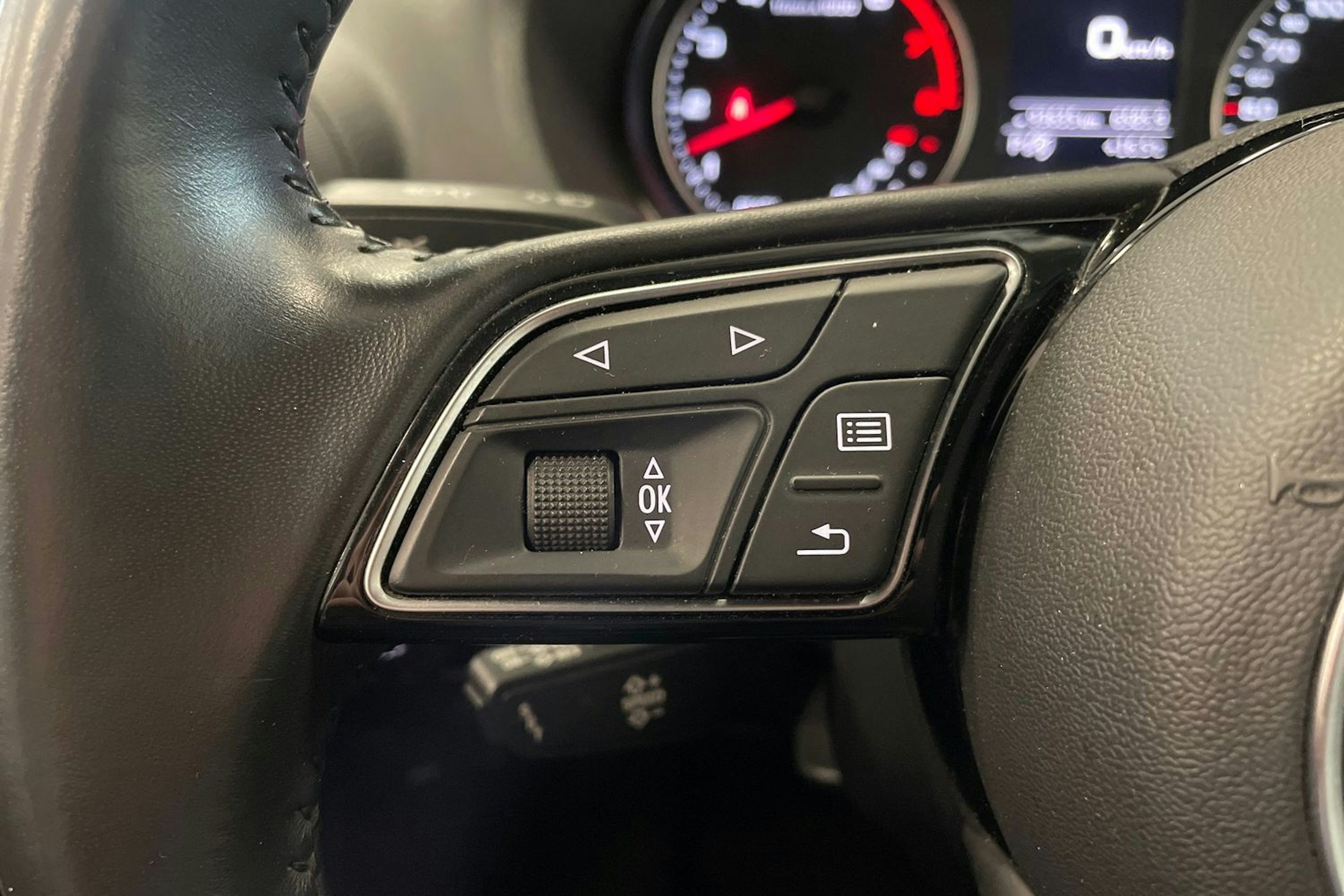 hopea Audi Q2 2019 kuva 17.