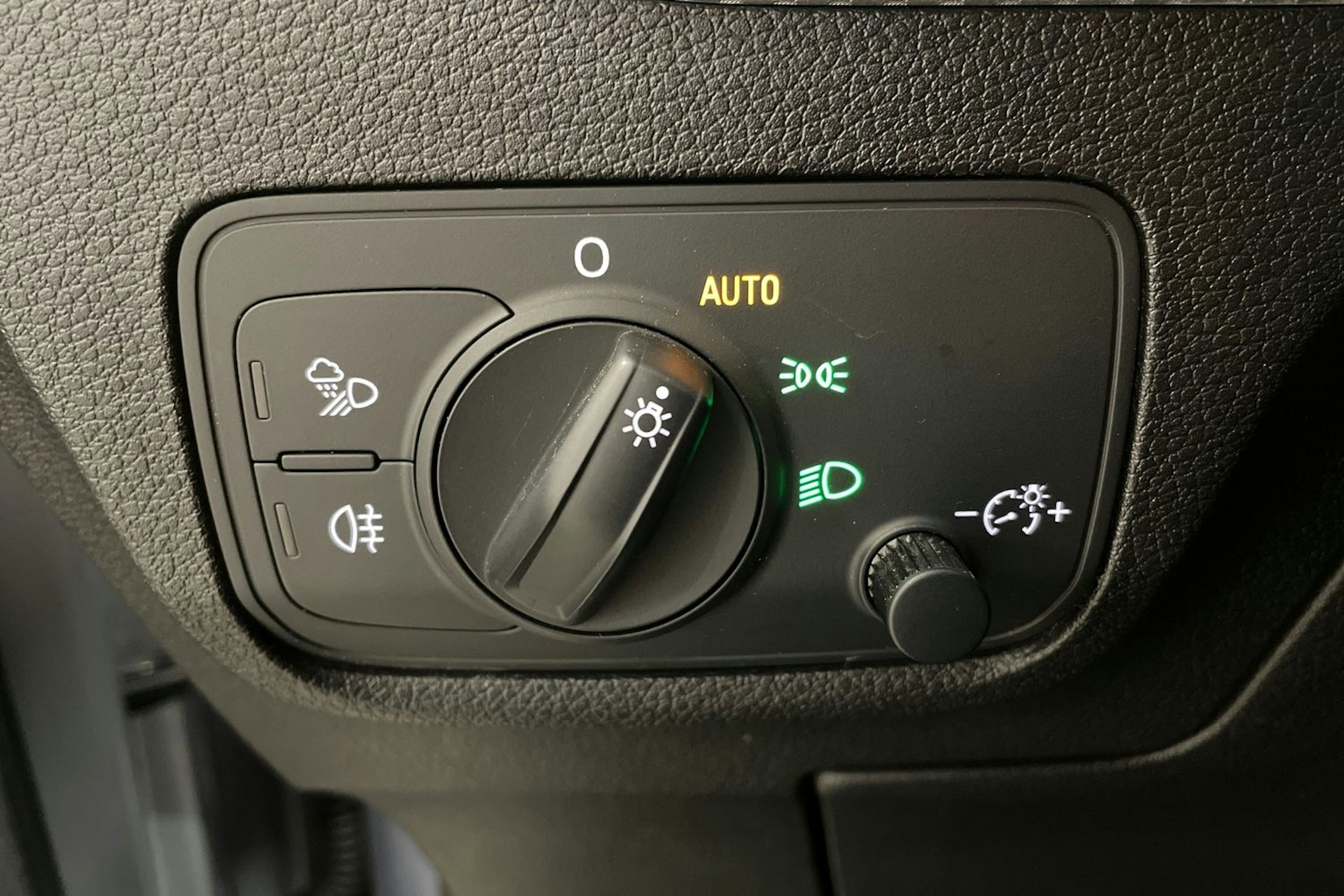 hopea Audi Q2 2019 kuva 19.