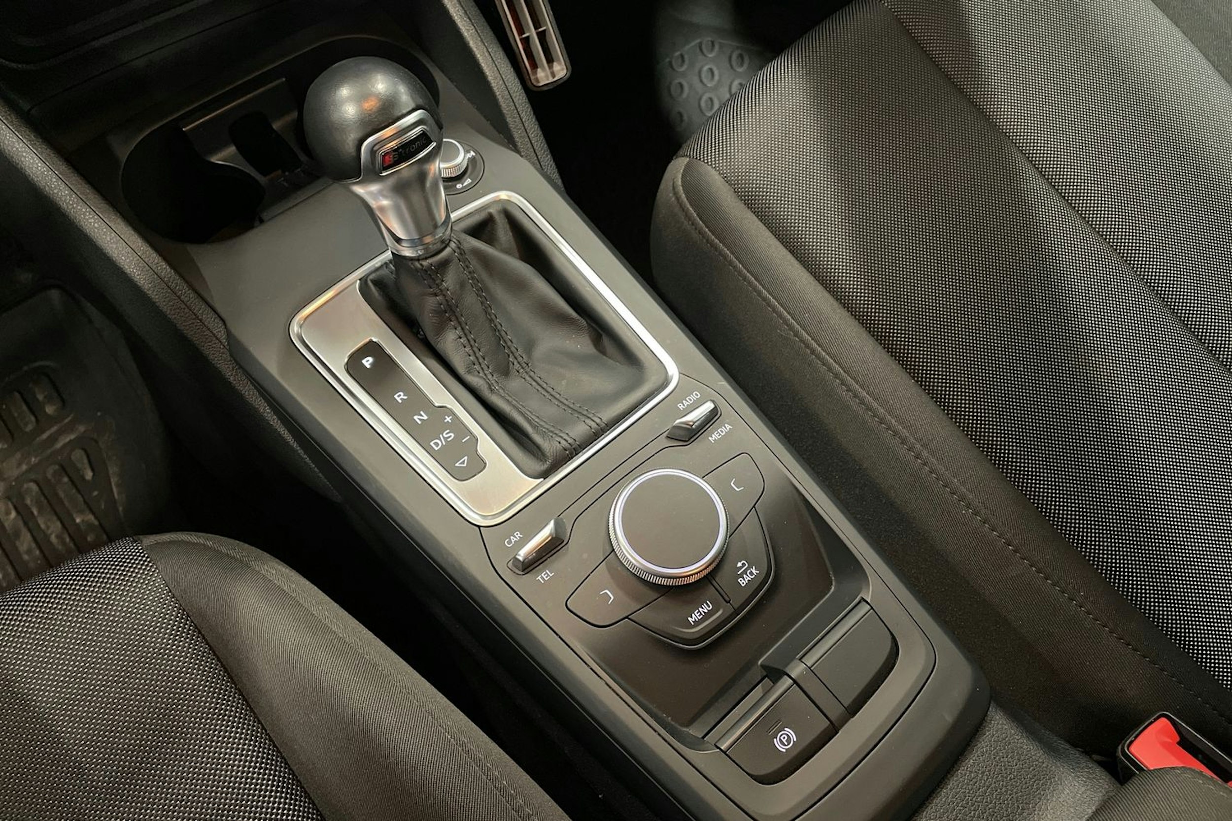 hopea Audi Q2 2019 kuva 26.