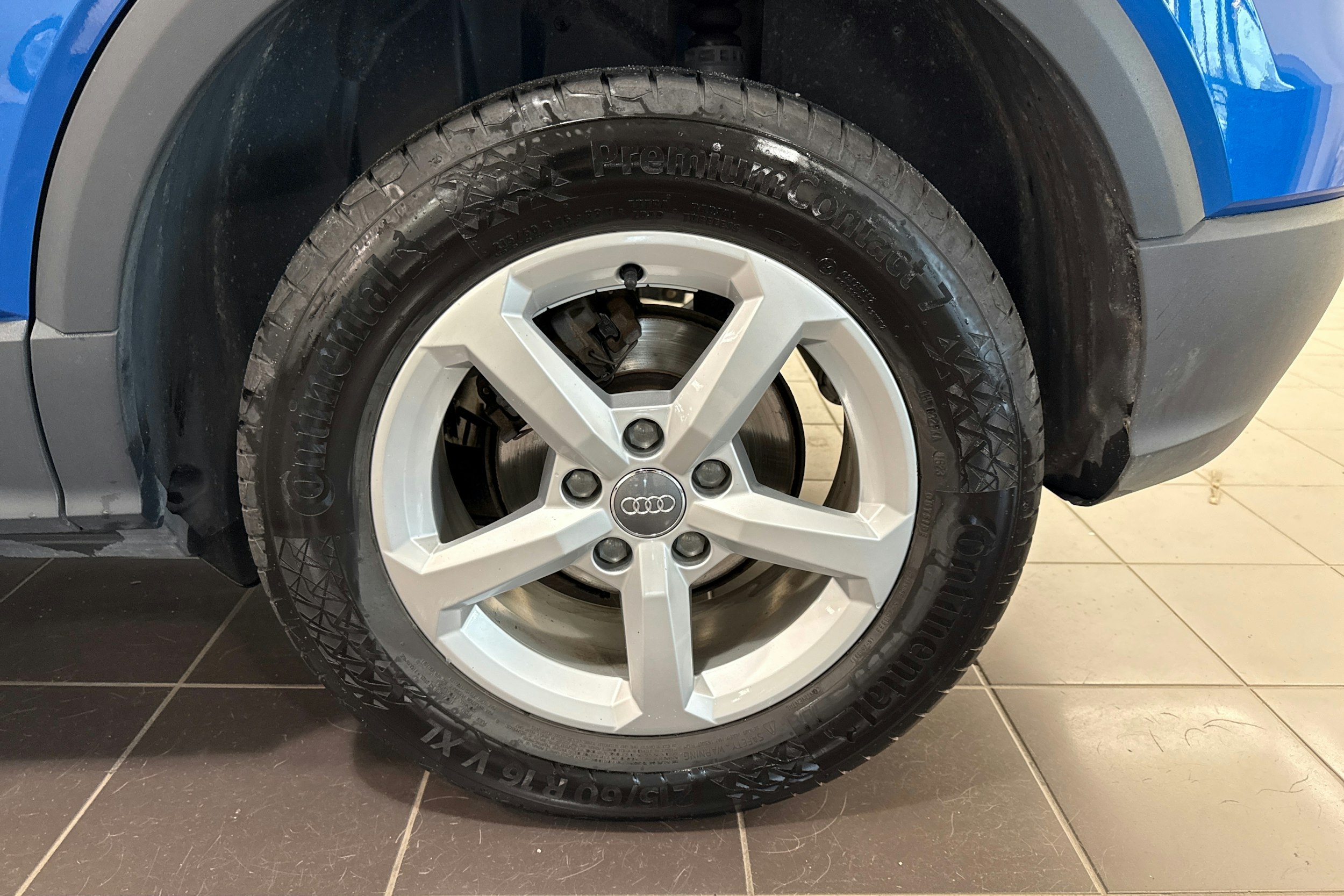 sininen Audi Q2 2019 kuva 9.